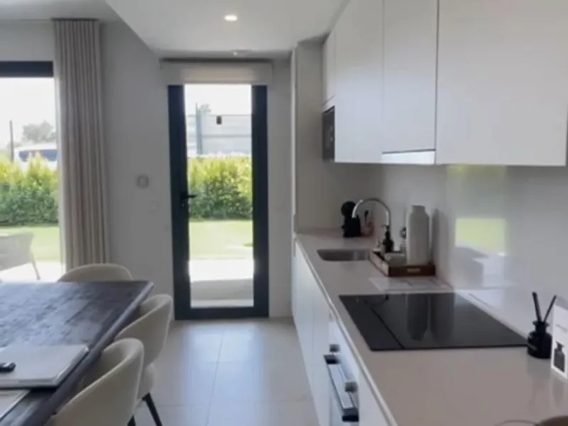 Discover this exclusive penthouse in Mijas Costa, located in a privileged setting next to Calanova Golf Club, one of the most renowned golf courses on the Costa del Sol. The property is situated in an elevated urbanization, allowing you to enjoy stunning 