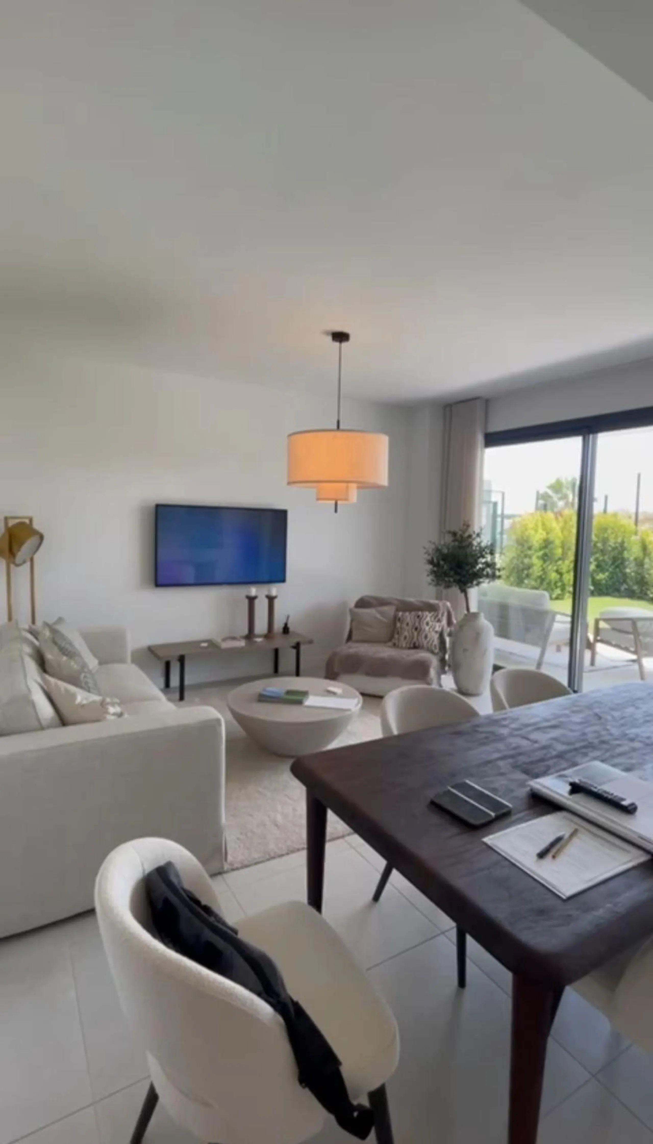 Discover this exclusive penthouse in Mijas Costa, located in a privileged setting next to Calanova Golf Club, one of the most renowned golf courses on the Costa del Sol. The property is situated in an elevated urbanization, allowing you to enjoy stunning 
