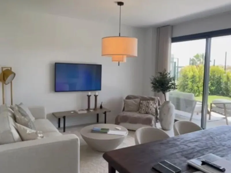 Discover this exclusive penthouse in Mijas Costa, located in a privileged setting next to Calanova Golf Club, one of the most renowned golf courses on the Costa del Sol. The property is situated in an elevated urbanization, allowing you to enjoy stunning 