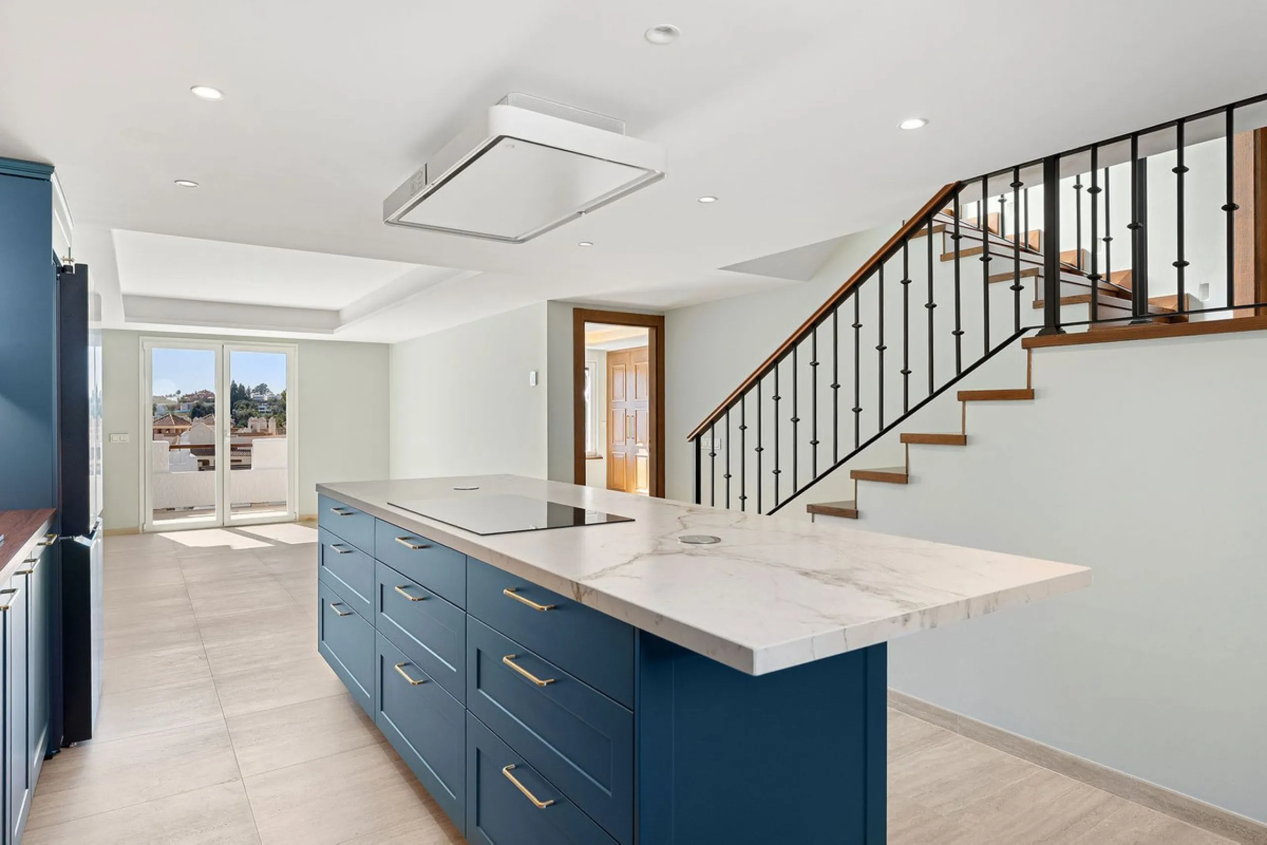 Recently fully renovated to an exceptional standard, this stunning penthouse in Pueblo Arabesque offers a perfect blend of elegance, comfort, and "Al Andaluz" charm. Boasting three spacious bedrooms and three bathrooms—two of which are en-suite—the proper