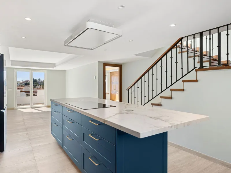 Recently fully renovated to an exceptional standard, this stunning penthouse in Pueblo Arabesque offers a perfect blend of elegance, comfort, and "Al Andaluz" charm. Boasting three spacious bedrooms and three bathrooms—two of which are en-suite—the proper