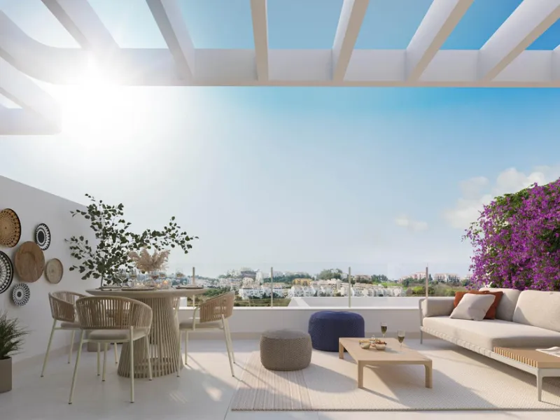 Discover this exclusive penthouse in Mijas Costa, located in a privileged setting next to Calanova Golf Club, one of the most renowned golf courses on the Costa del Sol. The property is situated in an elevated urbanization, allowing you to enjoy stunning 