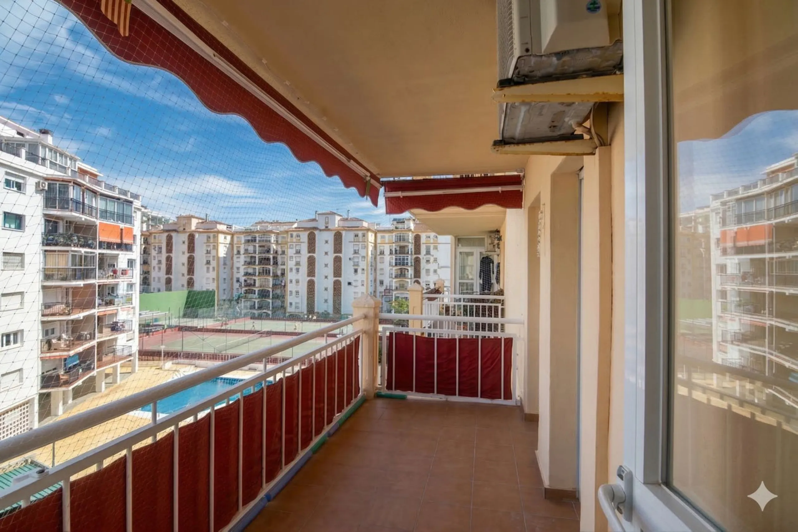 We are delighted to present this fantastic property located in Los Boliches, Fuengirola, one of the most sought after areas thanks to its proximity to all amenities such as supermarkets, restaurants, public transport, schools, and only a few minutes from 