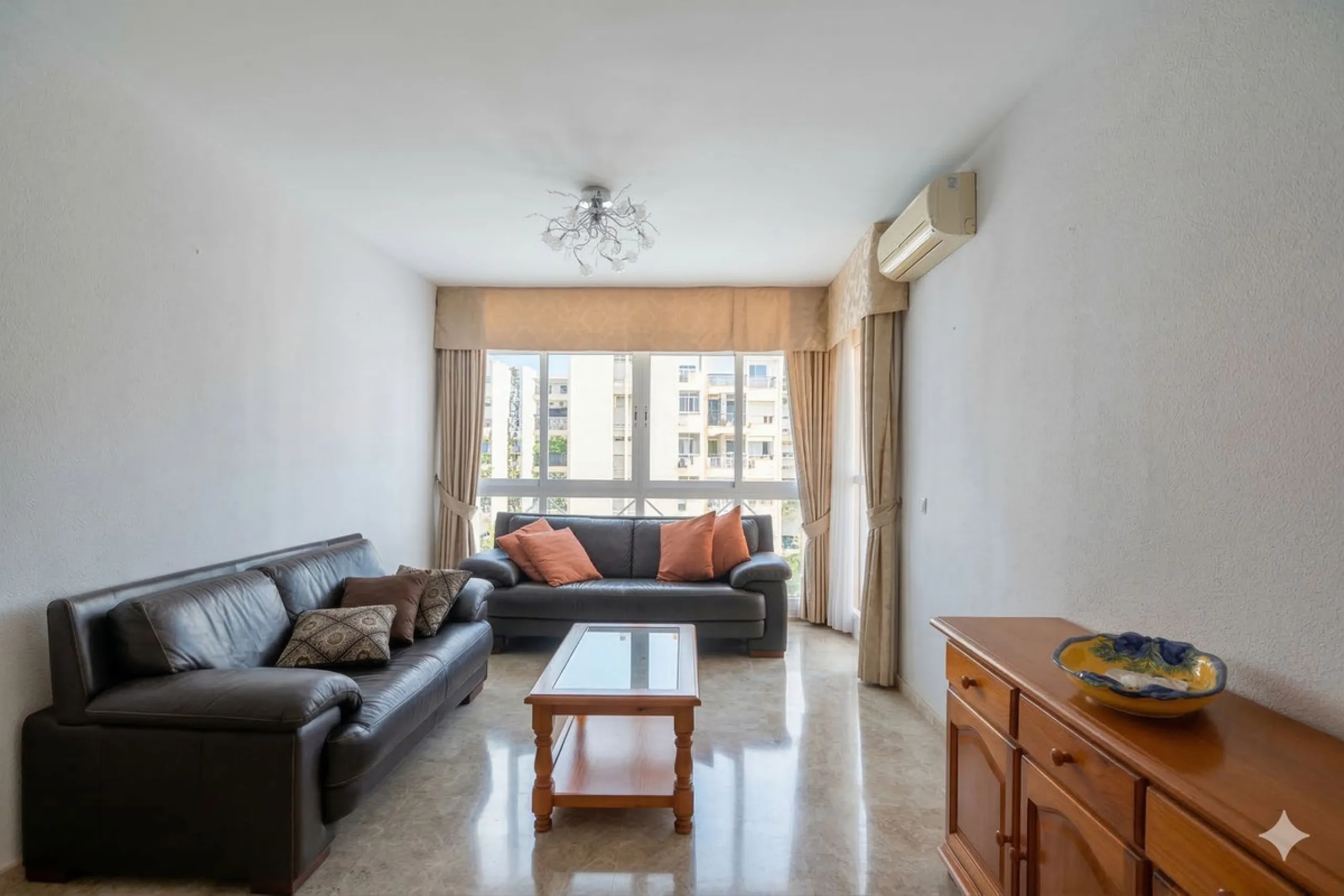 We are delighted to present this fantastic property located in Los Boliches, Fuengirola, one of the most sought after areas thanks to its proximity to all amenities such as supermarkets, restaurants, public transport, schools, and only a few minutes from 
