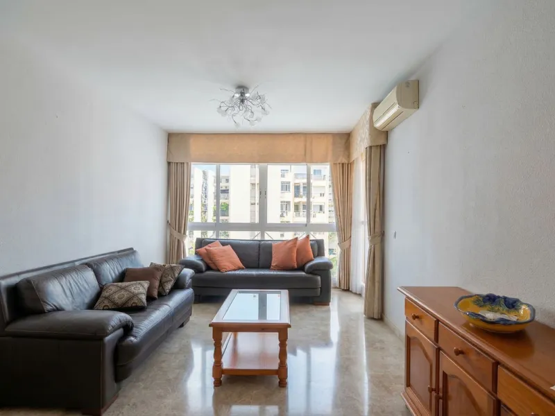 We are delighted to present this fantastic property located in Los Boliches, Fuengirola, one of the most sought after areas thanks to its proximity to all amenities such as supermarkets, restaurants, public transport, schools, and only a few minutes from 