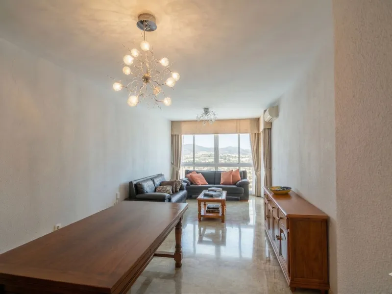 We are delighted to present this fantastic property located in Los Boliches, Fuengirola, one of the most sought after areas thanks to its proximity to all amenities such as supermarkets, restaurants, public transport, schools, and only a few minutes from 