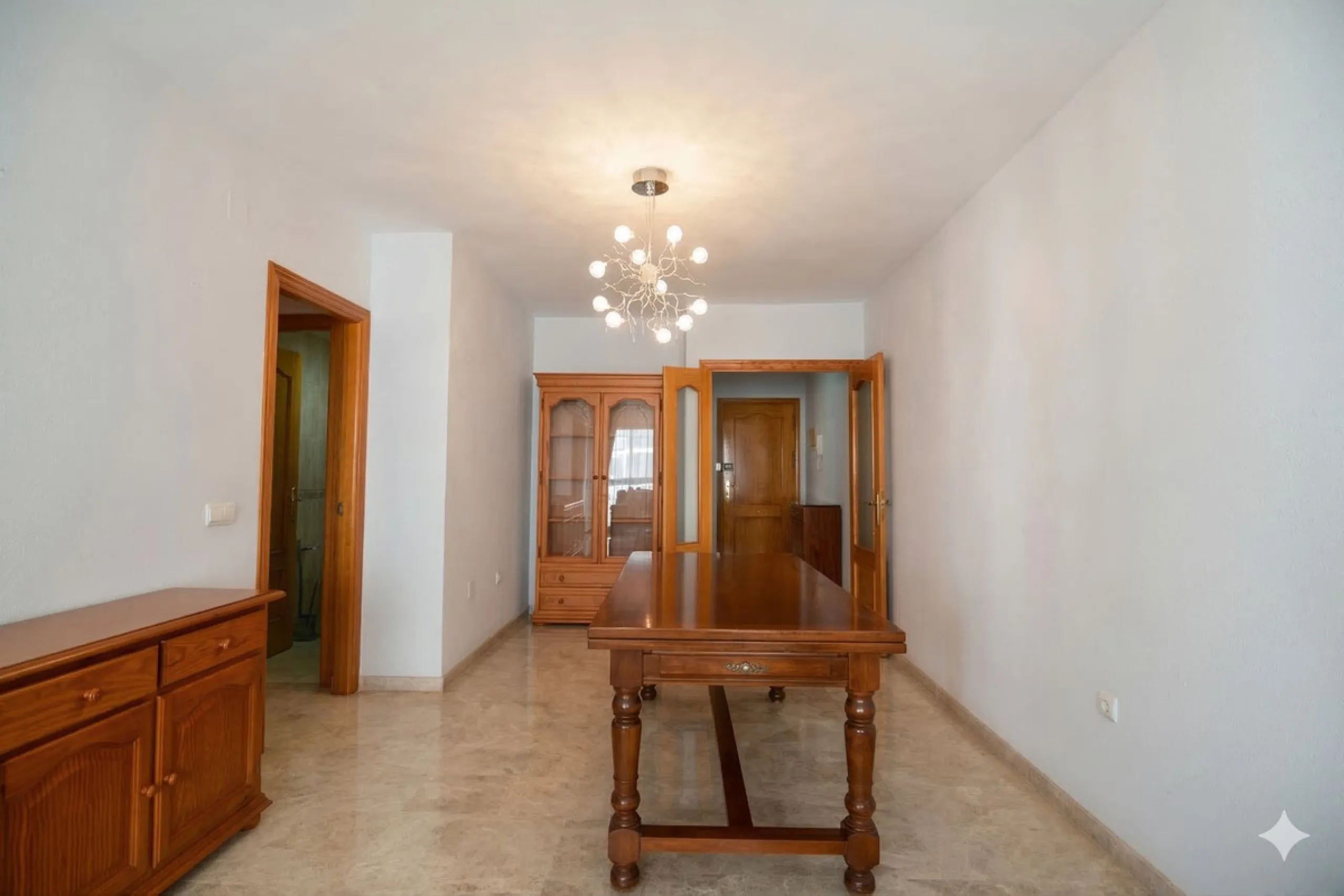 We are delighted to present this fantastic property located in Los Boliches, Fuengirola, one of the most sought after areas thanks to its proximity to all amenities such as supermarkets, restaurants, public transport, schools, and only a few minutes from 