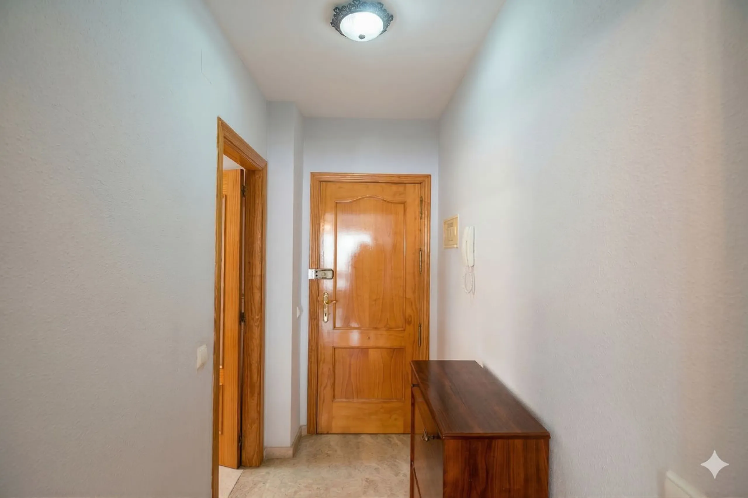 We are delighted to present this fantastic property located in Los Boliches, Fuengirola, one of the most sought after areas thanks to its proximity to all amenities such as supermarkets, restaurants, public transport, schools, and only a few minutes from 