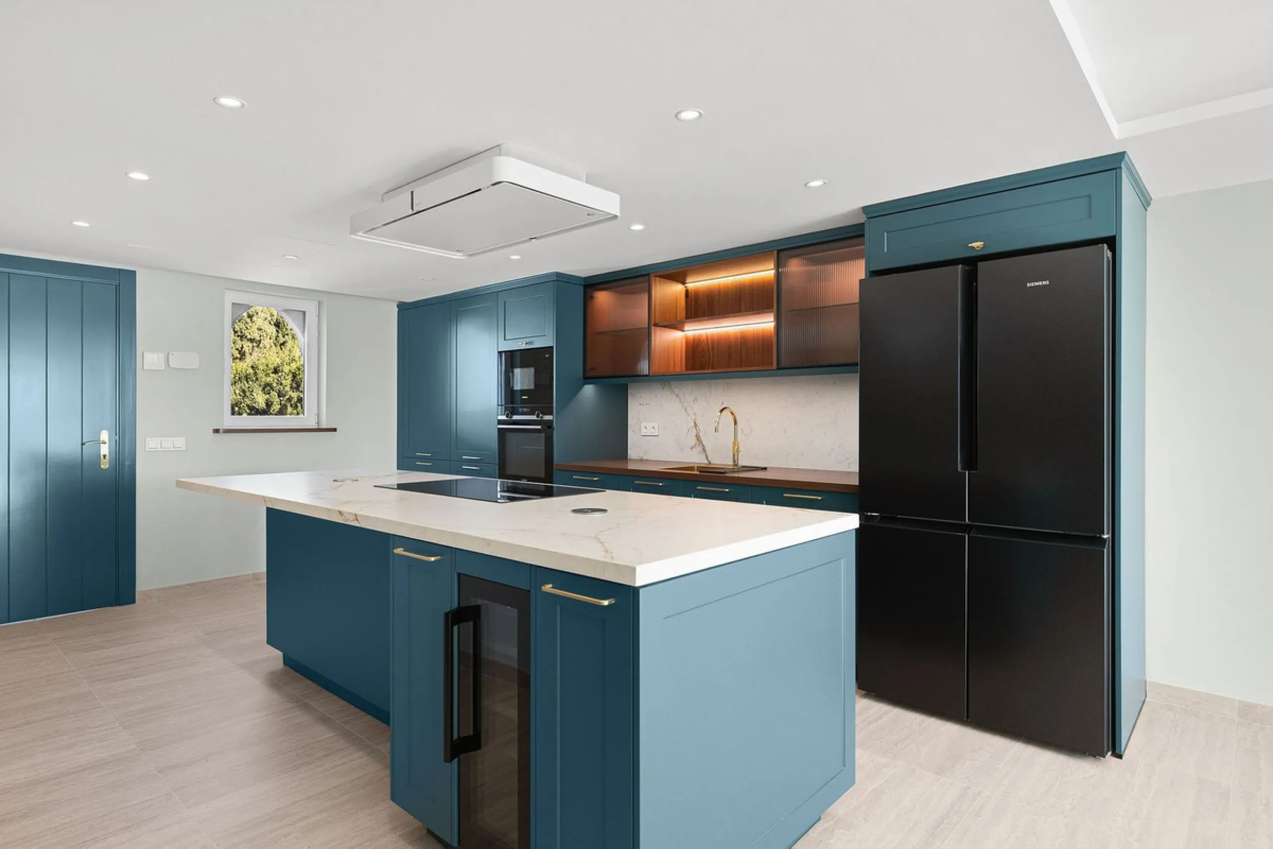 Recently fully renovated to an exceptional standard, this stunning penthouse in Pueblo Arabesque offers a perfect blend of elegance, comfort, and "Al Andaluz" charm. Boasting three spacious bedrooms and three bathrooms—two of which are en-suite—the proper