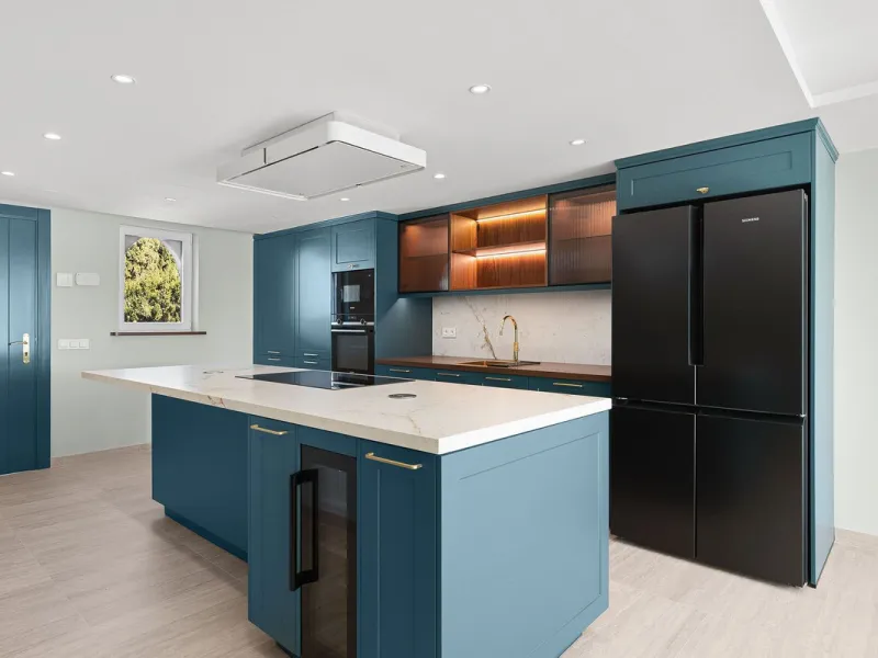 Recently fully renovated to an exceptional standard, this stunning penthouse in Pueblo Arabesque offers a perfect blend of elegance, comfort, and "Al Andaluz" charm. Boasting three spacious bedrooms and three bathrooms—two of which are en-suite—the proper