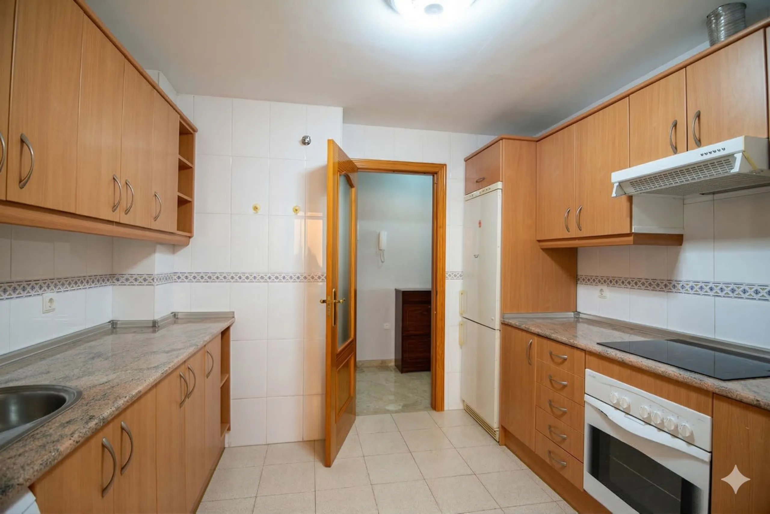 We are delighted to present this fantastic property located in Los Boliches, Fuengirola, one of the most sought after areas thanks to its proximity to all amenities such as supermarkets, restaurants, public transport, schools, and only a few minutes from 