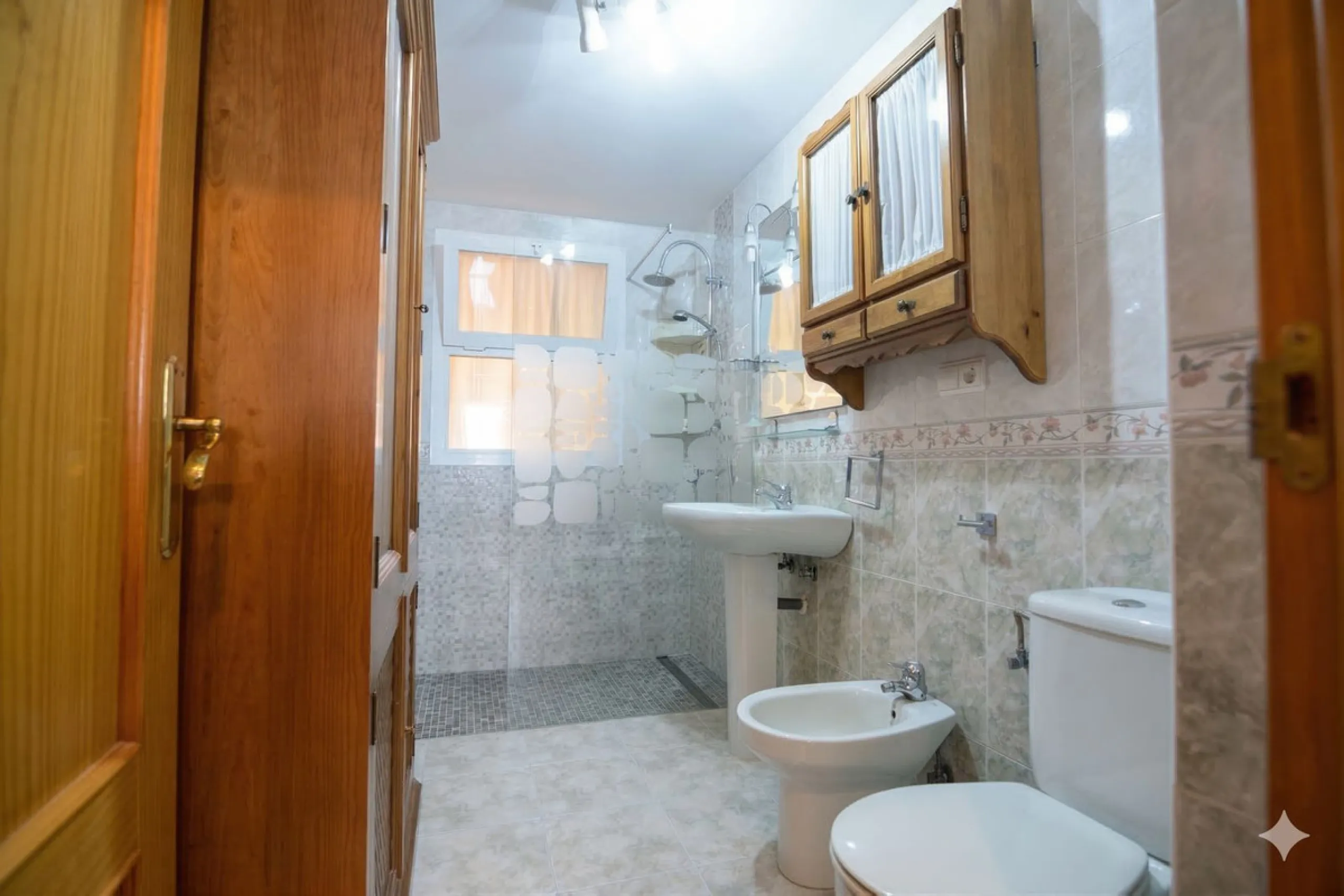 We are delighted to present this fantastic property located in Los Boliches, Fuengirola, one of the most sought after areas thanks to its proximity to all amenities such as supermarkets, restaurants, public transport, schools, and only a few minutes from 