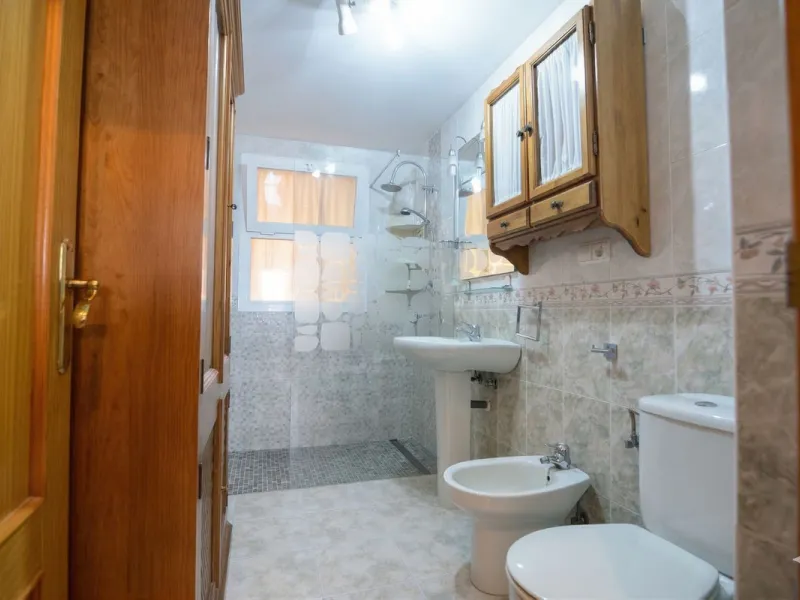 We are delighted to present this fantastic property located in Los Boliches, Fuengirola, one of the most sought after areas thanks to its proximity to all amenities such as supermarkets, restaurants, public transport, schools, and only a few minutes from 