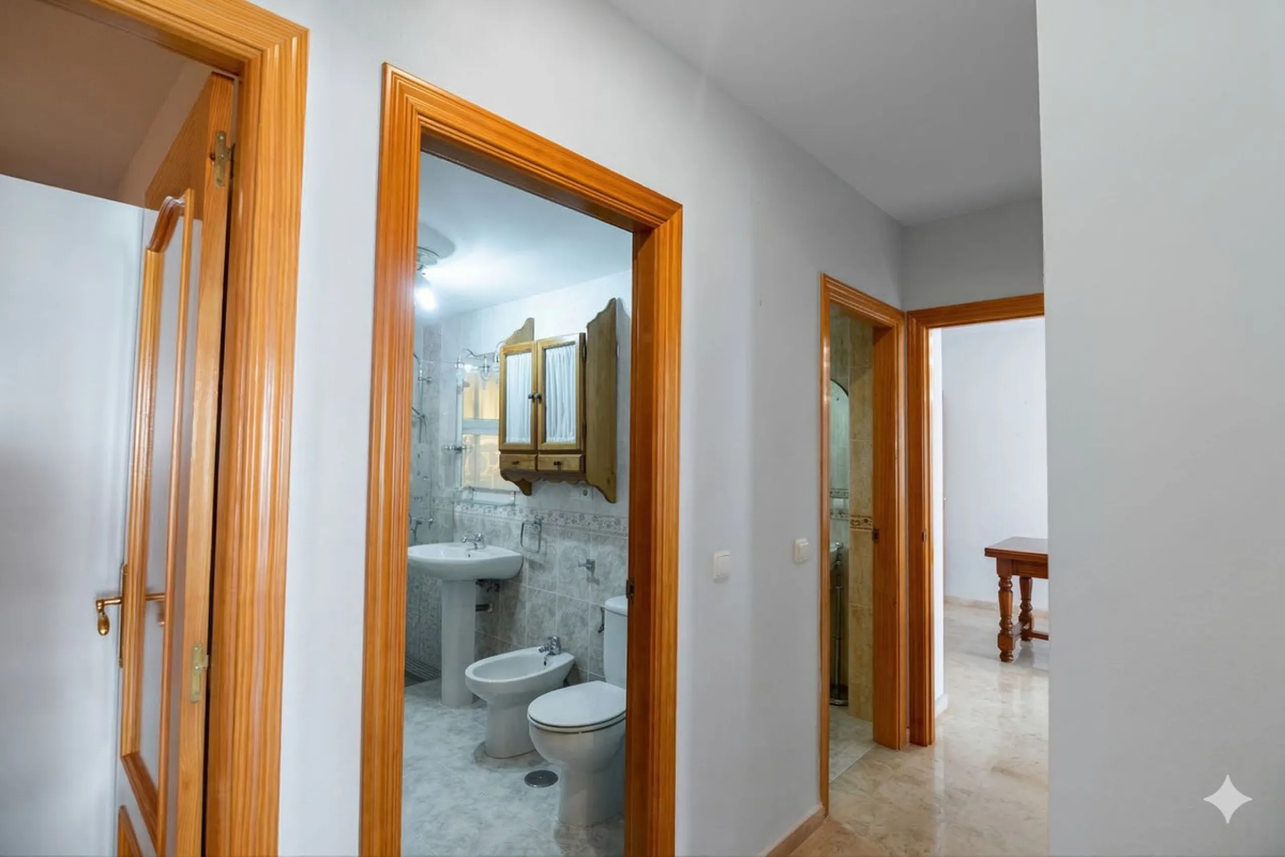 We are delighted to present this fantastic property located in Los Boliches, Fuengirola, one of the most sought after areas thanks to its proximity to all amenities such as supermarkets, restaurants, public transport, schools, and only a few minutes from 