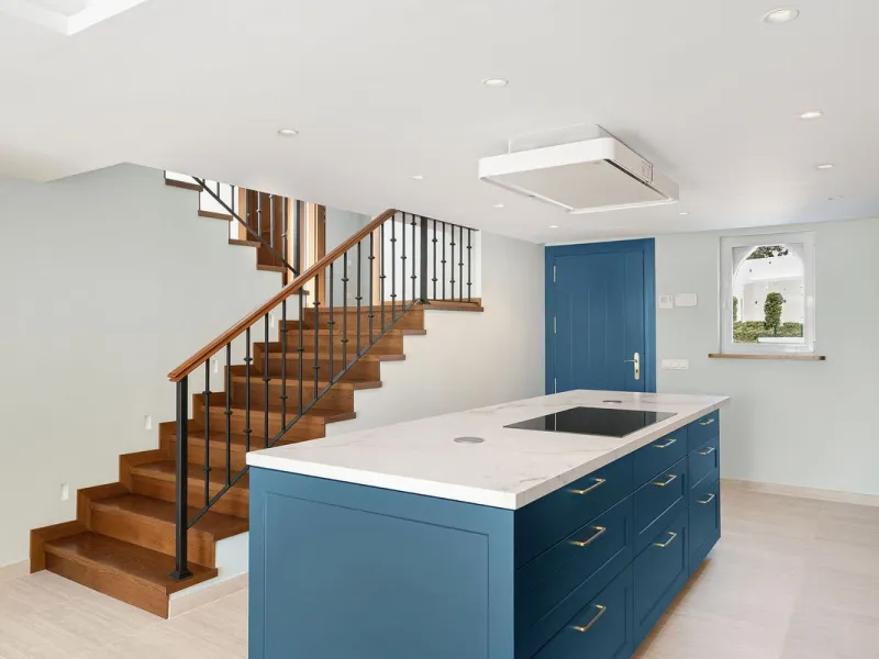 Recently fully renovated to an exceptional standard, this stunning penthouse in Pueblo Arabesque offers a perfect blend of elegance, comfort, and "Al Andaluz" charm. Boasting three spacious bedrooms and three bathrooms—two of which are en-suite—the proper