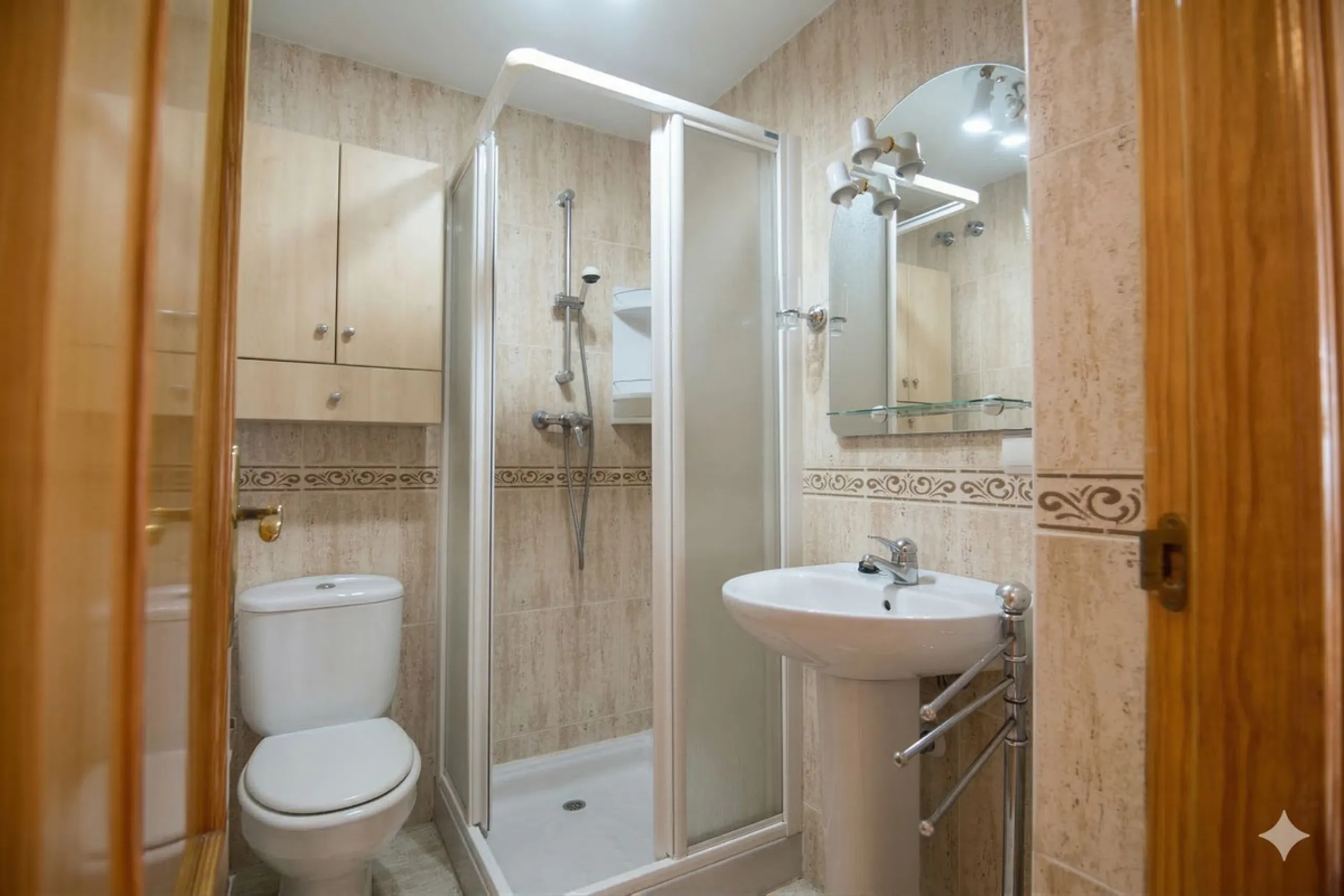We are delighted to present this fantastic property located in Los Boliches, Fuengirola, one of the most sought after areas thanks to its proximity to all amenities such as supermarkets, restaurants, public transport, schools, and only a few minutes from 