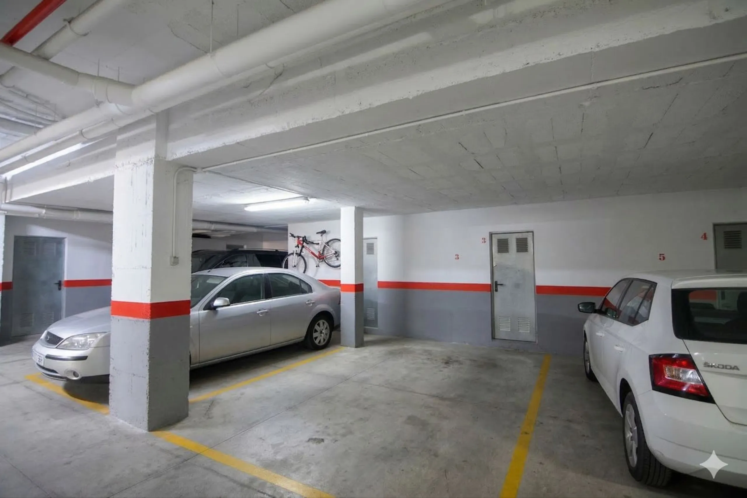 We are delighted to present this fantastic property located in Los Boliches, Fuengirola, one of the most sought after areas thanks to its proximity to all amenities such as supermarkets, restaurants, public transport, schools, and only a few minutes from 