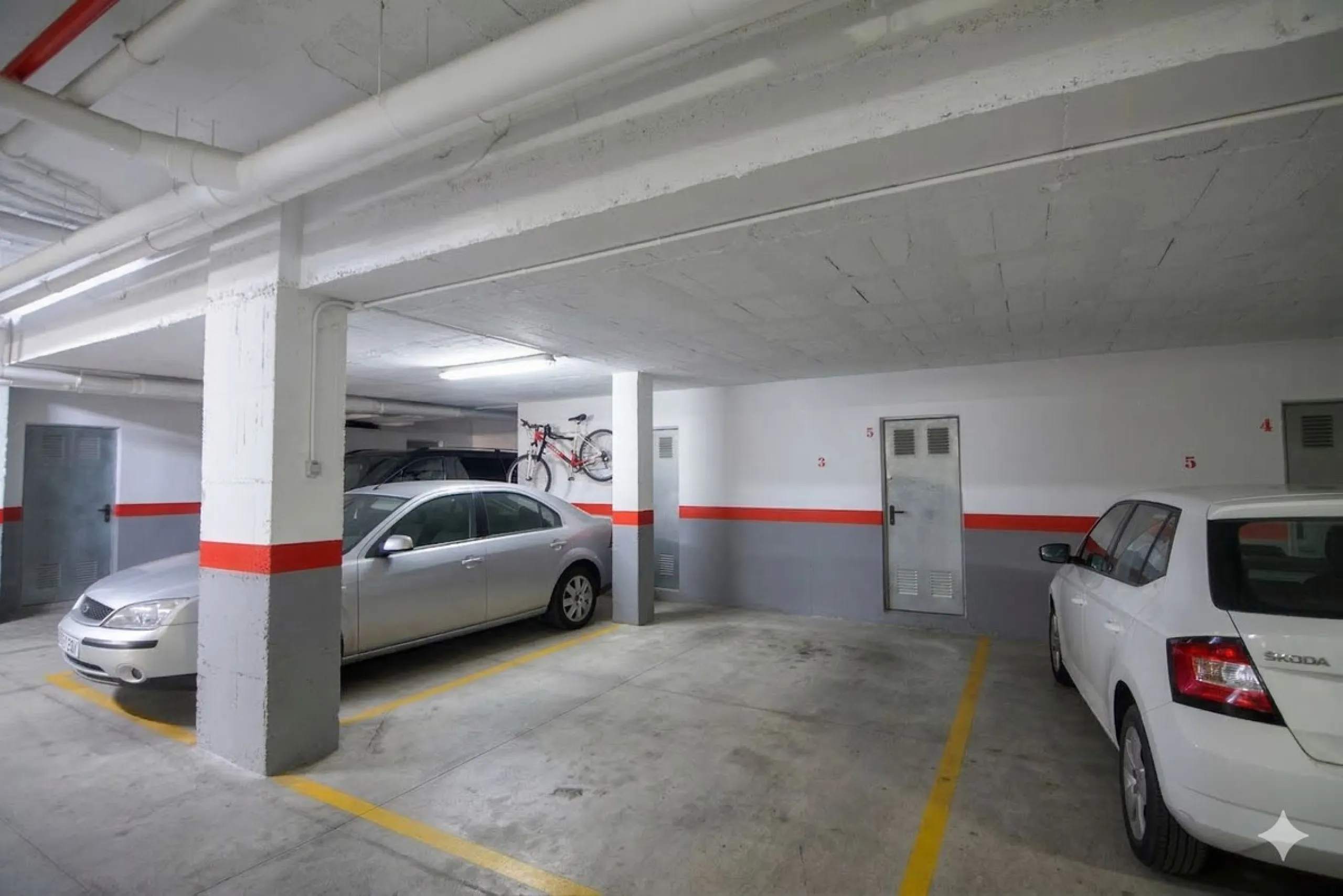 We are delighted to present this fantastic property located in Los Boliches, Fuengirola, one of the most sought after areas thanks to its proximity to all amenities such as supermarkets, restaurants, public transport, schools, and only a few minutes from 