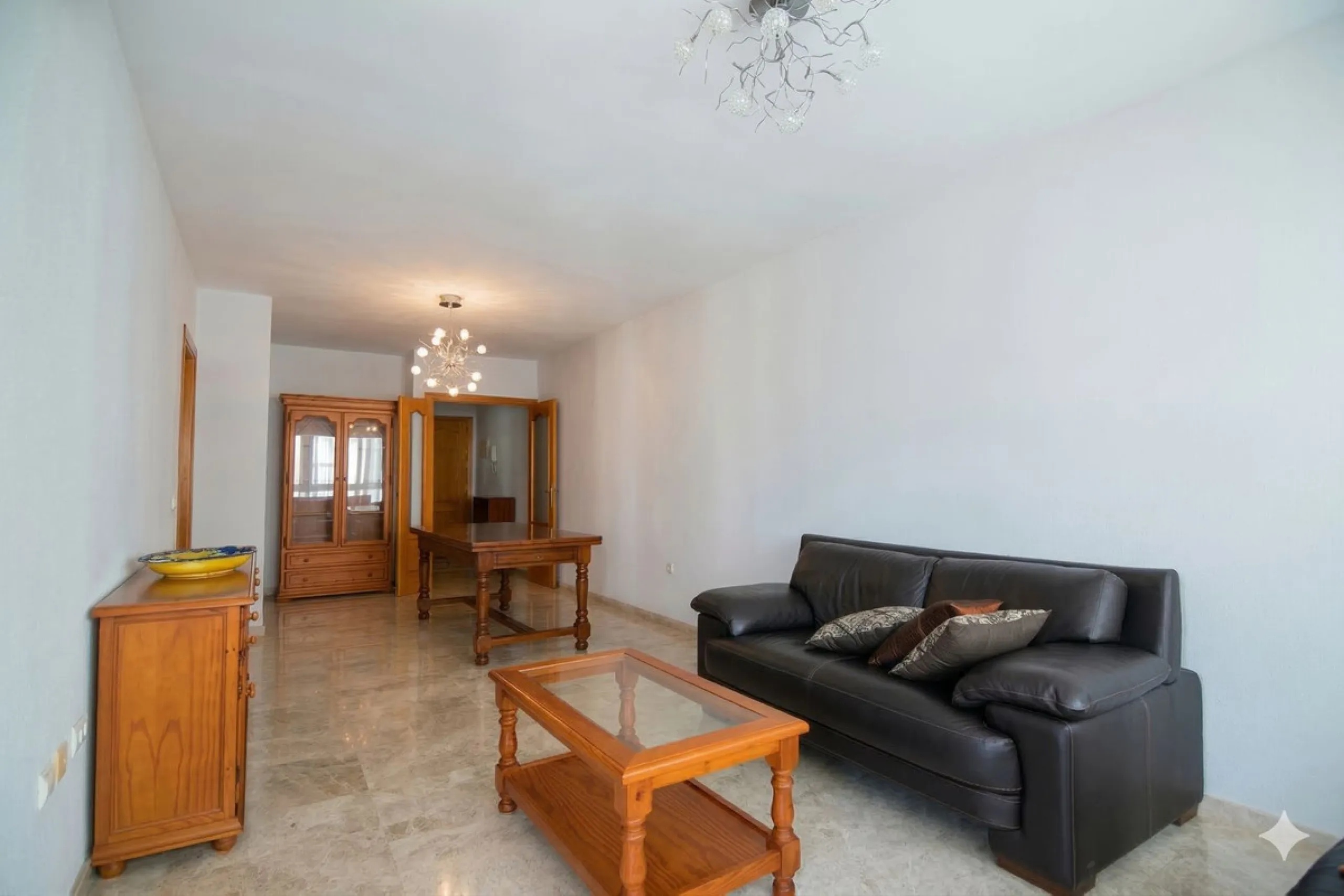We are delighted to present this fantastic property located in Los Boliches, Fuengirola, one of the most sought after areas thanks to its proximity to all amenities such as supermarkets, restaurants, public transport, schools, and only a few minutes from 