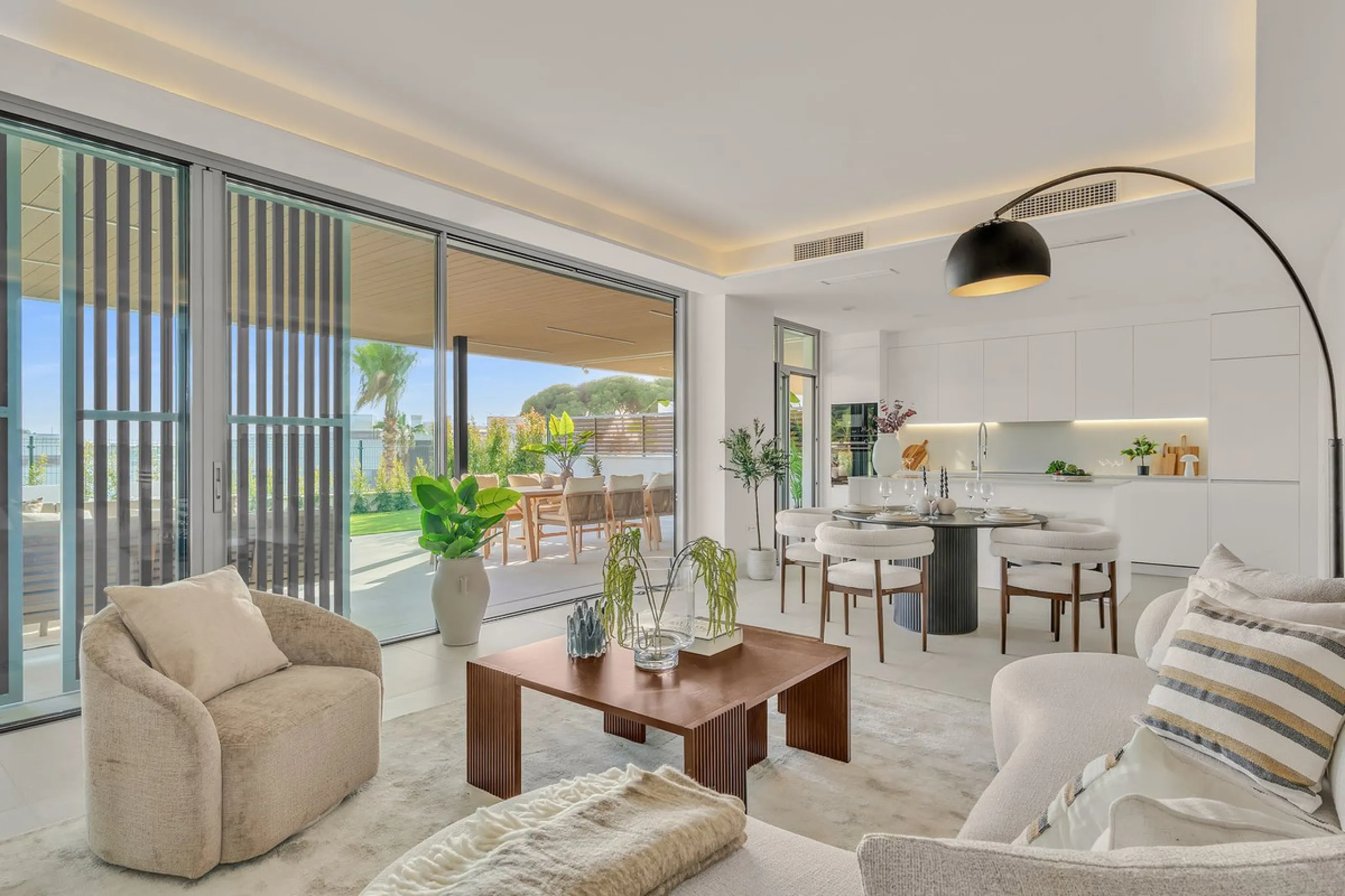 Apartment - Ground Floor Apartment в продаже в Marbella, Málaga. В доме 4 спален и 5 ванных комнат. Площадь дома 239 м². Площадь участка 159 м²