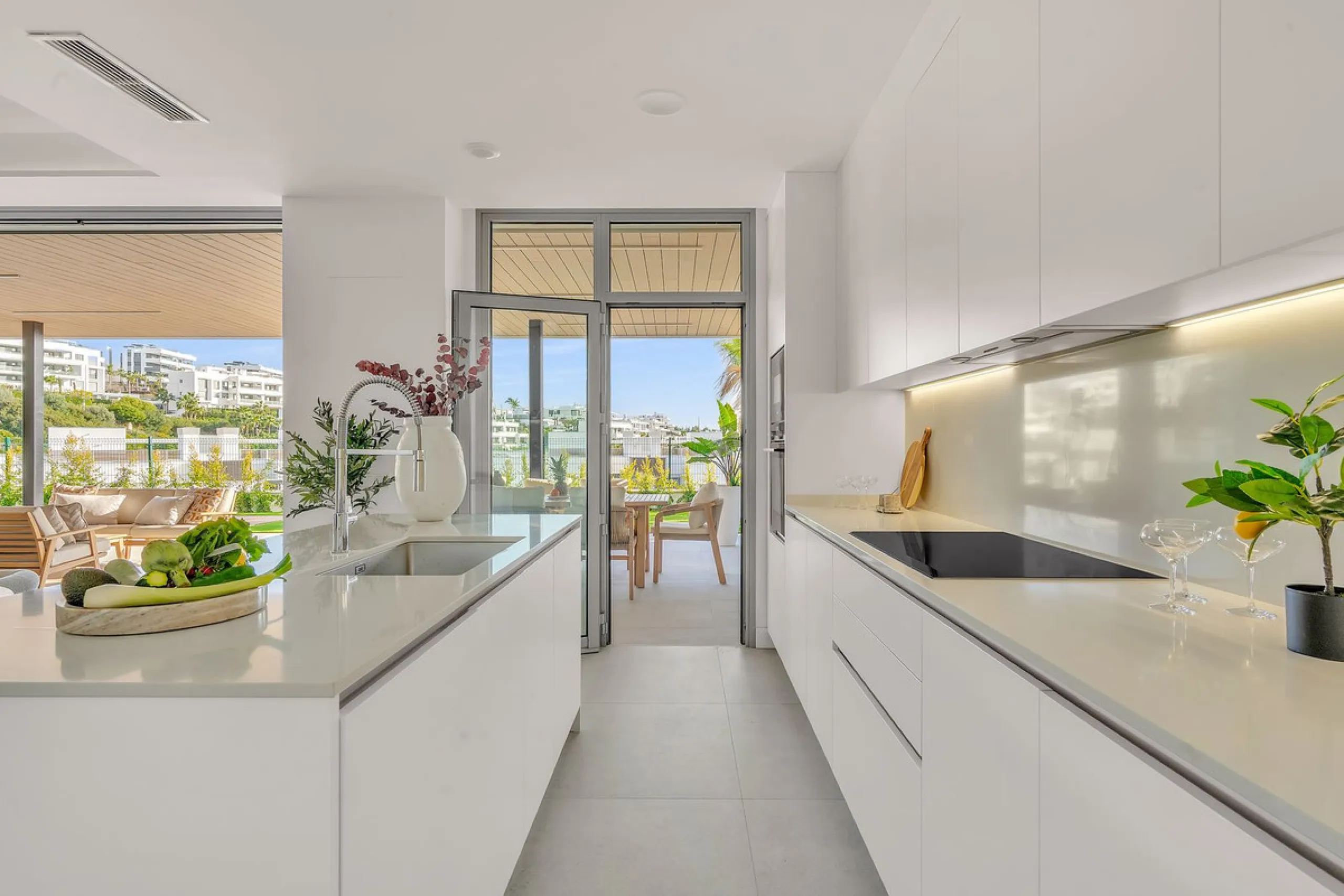 Apartment - Ground Floor Apartment в продаже в Marbella, Málaga. В доме 4 спален и 5 ванных комнат. Площадь дома 239 м². Площадь участка 159 м²