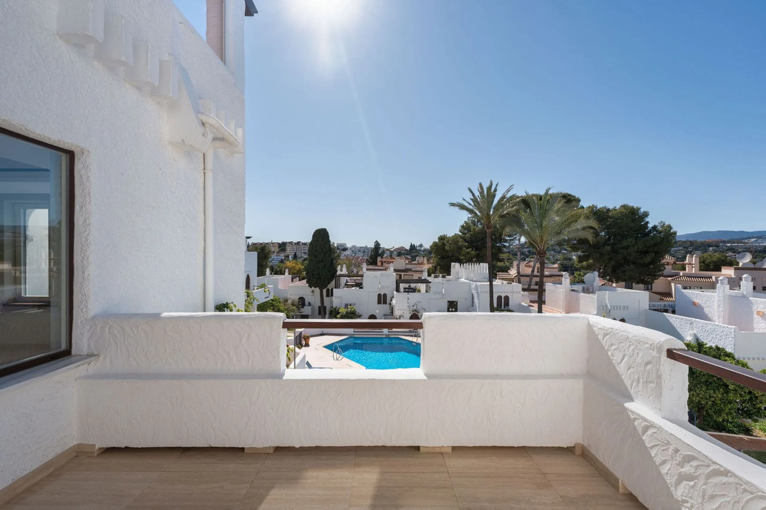 Recently fully renovated to an exceptional standard, this stunning penthouse in Pueblo Arabesque offers a perfect blend of elegance, comfort, and "Al Andaluz" charm. Boasting three spacious bedrooms and three bathrooms—two of which are en-suite—the proper