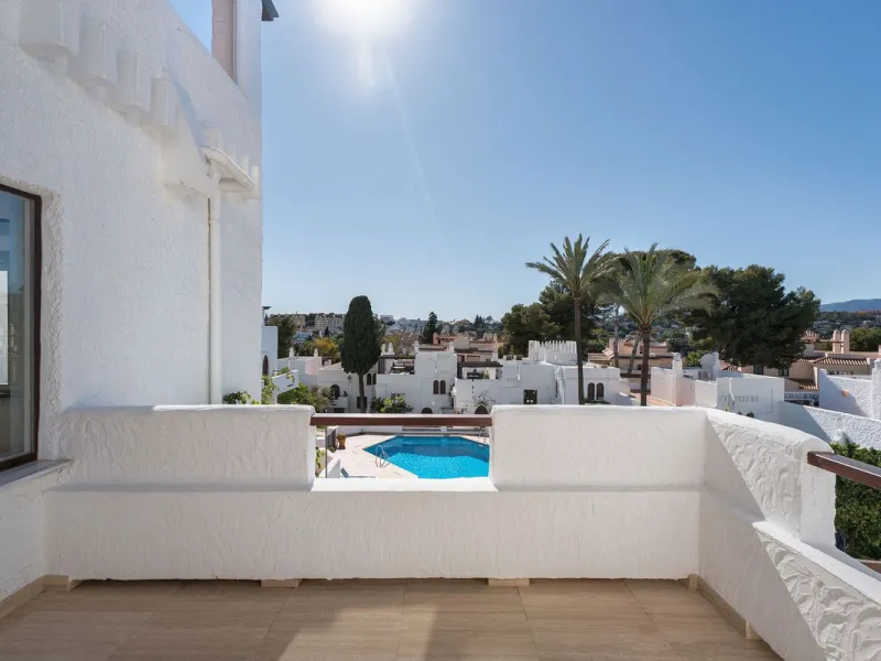 Recently fully renovated to an exceptional standard, this stunning penthouse in Pueblo Arabesque offers a perfect blend of elegance, comfort, and "Al Andaluz" charm. Boasting three spacious bedrooms and three bathrooms—two of which are en-suite—the proper