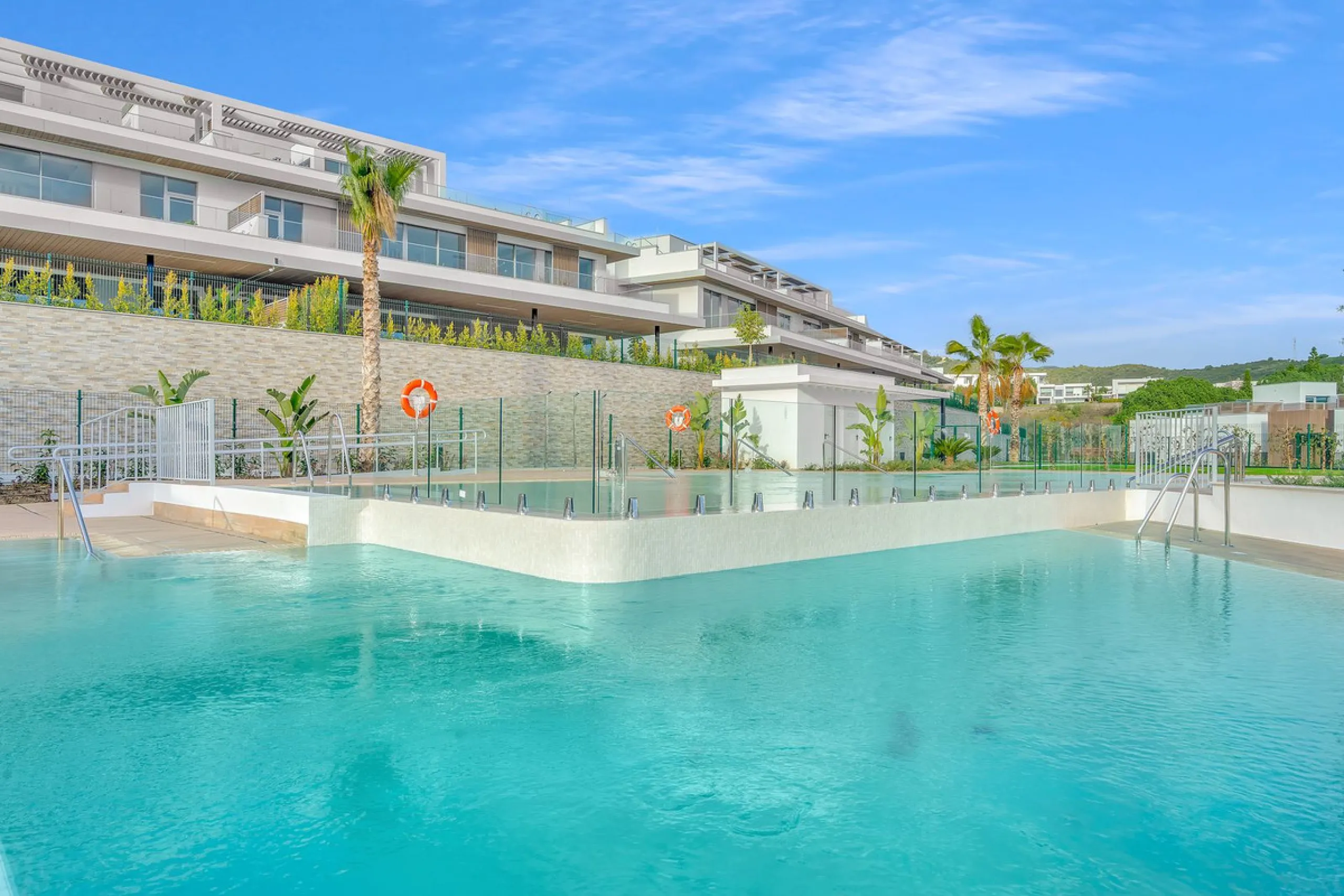 Apartment - Ground Floor Apartment в продаже в Marbella, Málaga. В доме 4 спален и 5 ванных комнат. Площадь дома 239 м². Площадь участка 159 м²