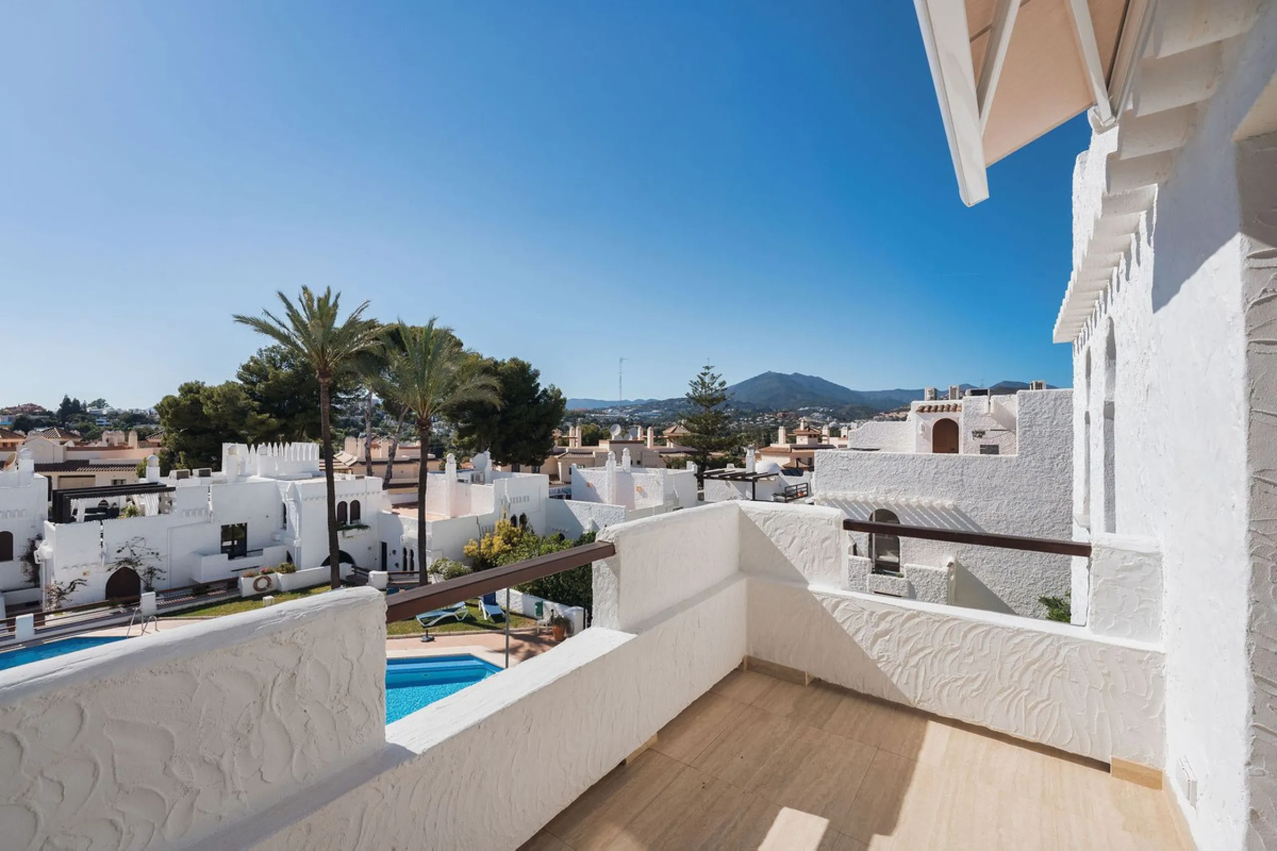 Recently fully renovated to an exceptional standard, this stunning penthouse in Pueblo Arabesque offers a perfect blend of elegance, comfort, and "Al Andaluz" charm. Boasting three spacious bedrooms and three bathrooms—two of which are en-suite—the proper