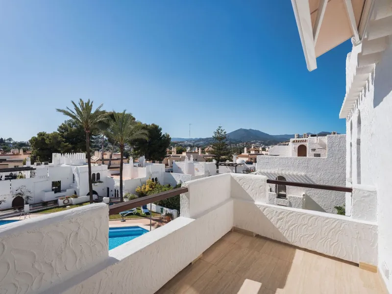 Recently fully renovated to an exceptional standard, this stunning penthouse in Pueblo Arabesque offers a perfect blend of elegance, comfort, and "Al Andaluz" charm. Boasting three spacious bedrooms and three bathrooms—two of which are en-suite—the proper