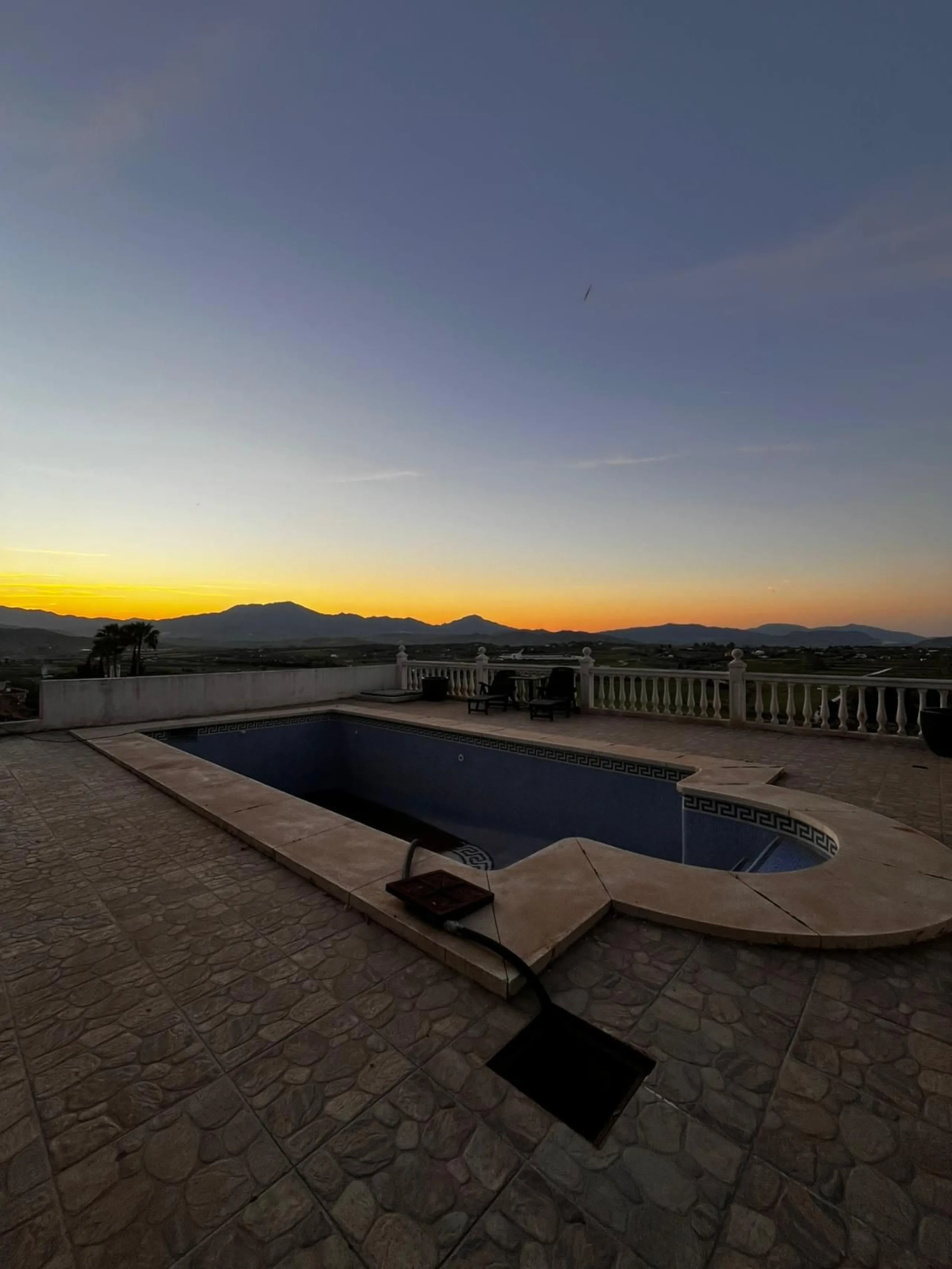 Discover this charming villa located in a peaceful area of Coín, offering beautiful open views and excellent potential to create your ideal home. The property features a private swimming pool and sits in a pleasant setting while still being conveniently c