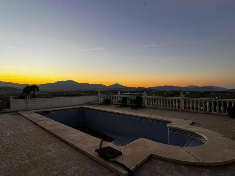 Discover this charming villa located in a peaceful area of Coín, offering beautiful open views and excellent potential to create your ideal home. The property features a private swimming pool and sits in a pleasant setting while still being conveniently c