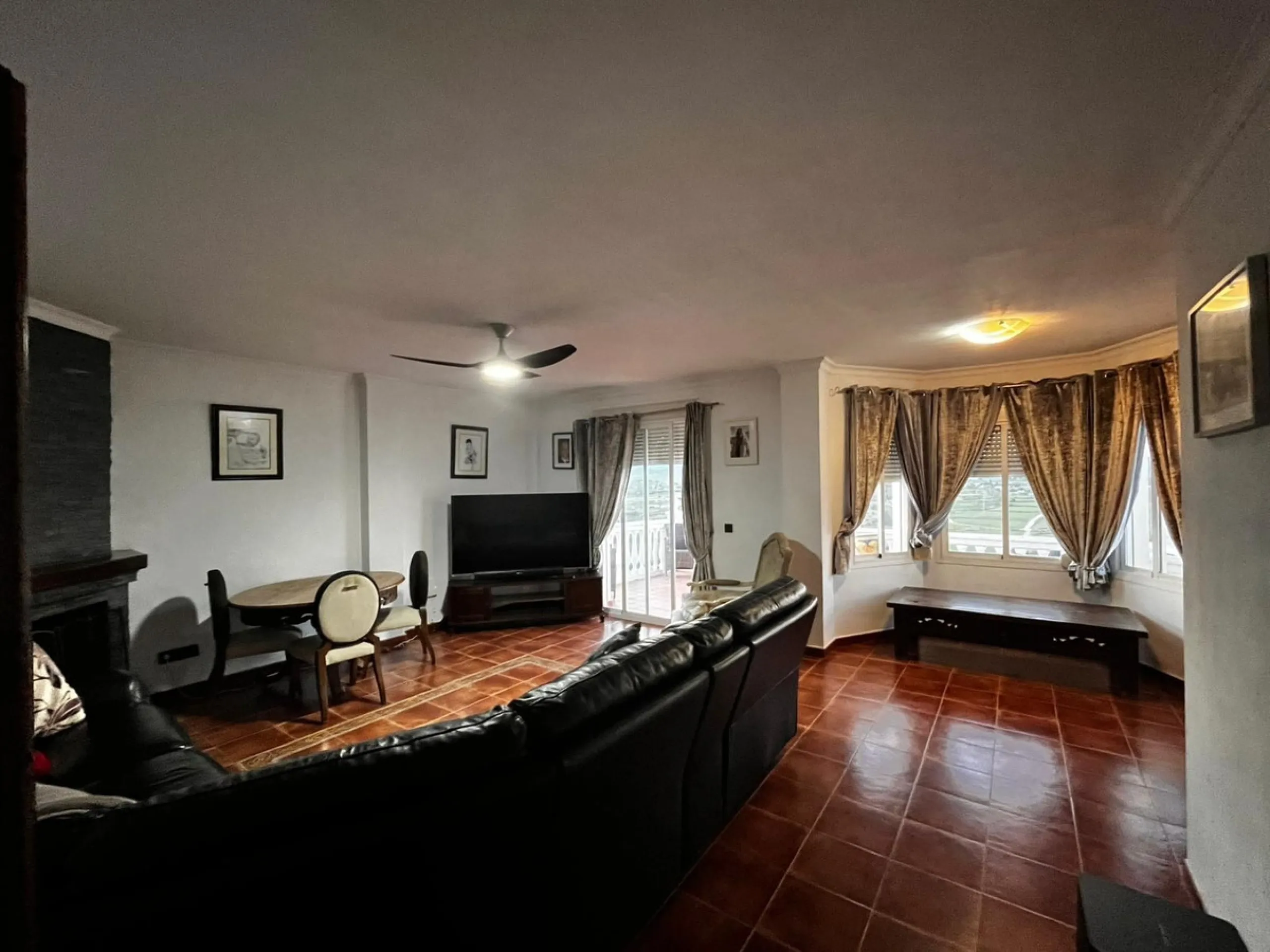 Discover this charming villa located in a peaceful area of Coín, offering beautiful open views and excellent potential to create your ideal home. The property features a private swimming pool and sits in a pleasant setting while still being conveniently c