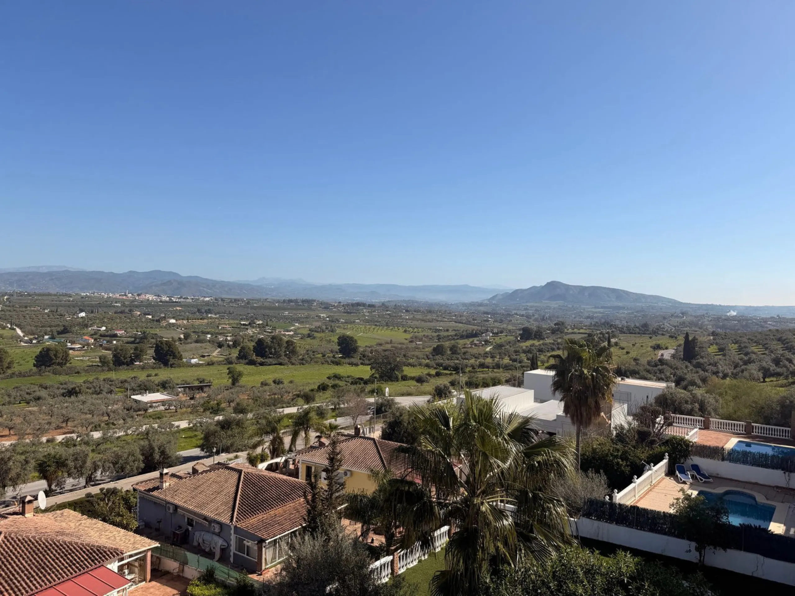 Discover this charming villa located in a peaceful area of Coín, offering beautiful open views and excellent potential to create your ideal home. The property features a private swimming pool and sits in a pleasant setting while still being conveniently c