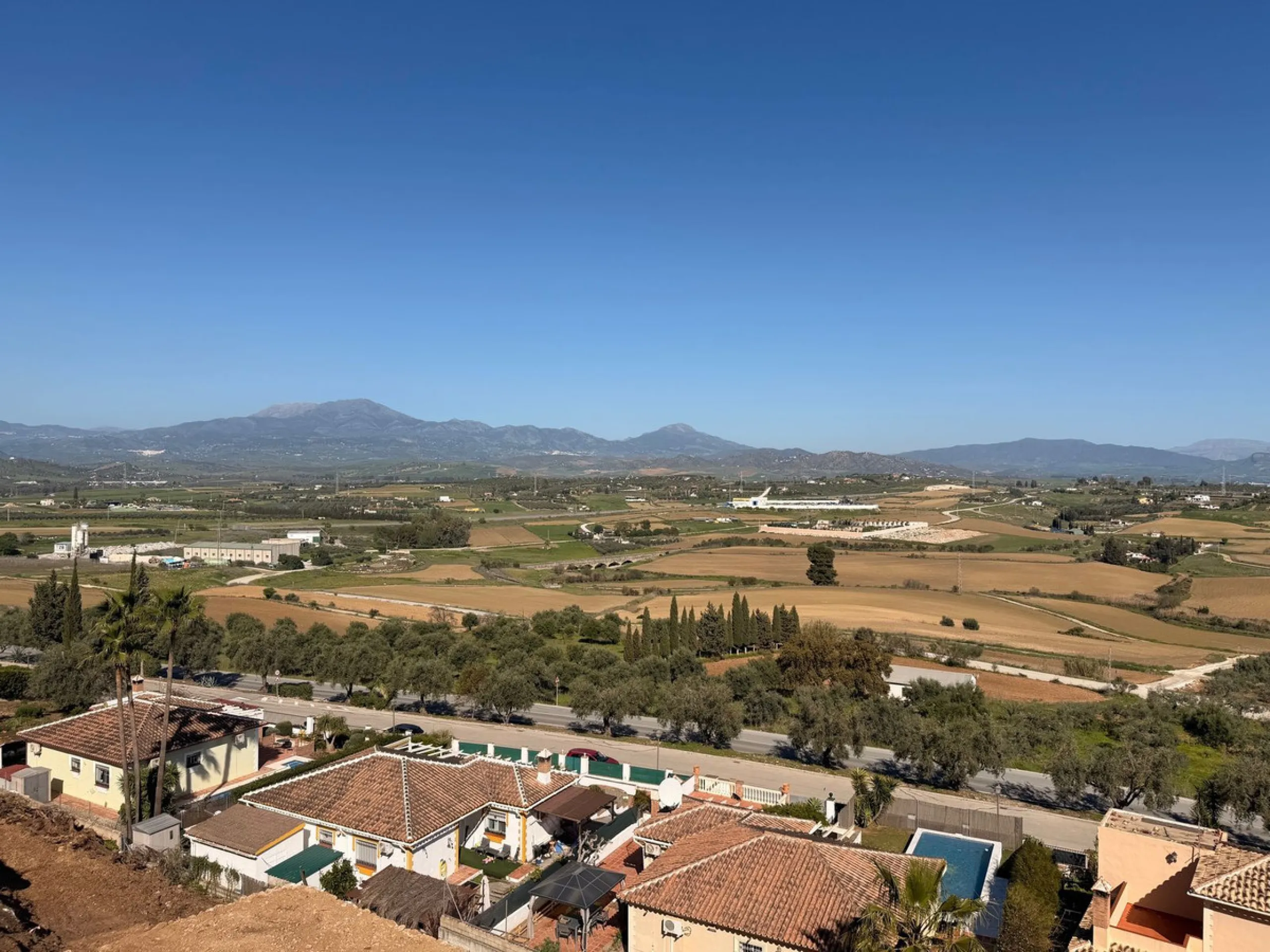 Discover this charming villa located in a peaceful area of Coín, offering beautiful open views and excellent potential to create your ideal home. The property features a private swimming pool and sits in a pleasant setting while still being conveniently c