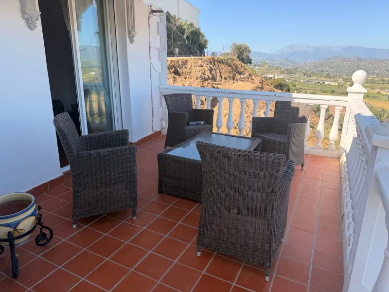 Discover this charming villa located in a peaceful area of Coín, offering beautiful open views and excellent potential to create your ideal home. The property features a private swimming pool and sits in a pleasant setting while still being conveniently c