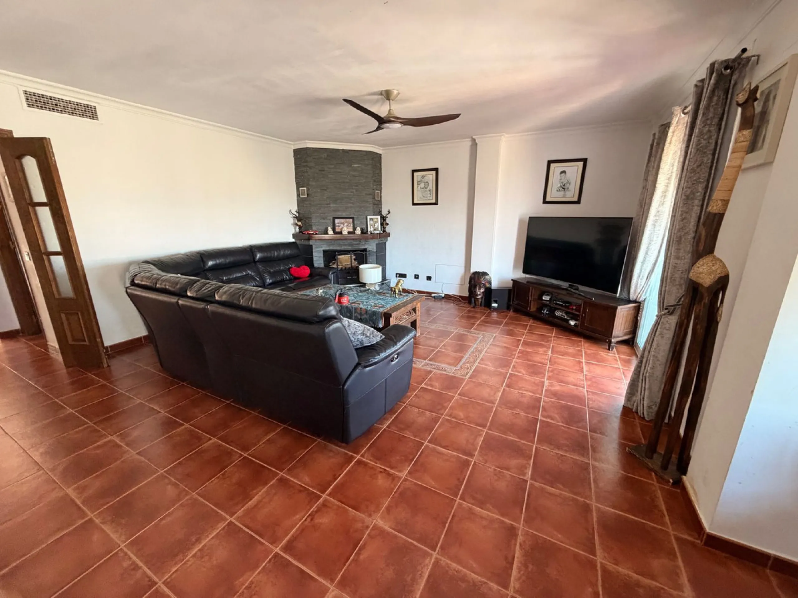 Discover this charming villa located in a peaceful area of Coín, offering beautiful open views and excellent potential to create your ideal home. The property features a private swimming pool and sits in a pleasant setting while still being conveniently c