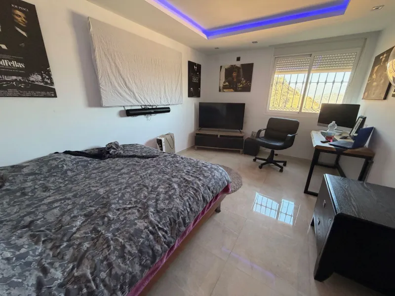 Discover this charming villa located in a peaceful area of Coín, offering beautiful open views and excellent potential to create your ideal home. The property features a private swimming pool and sits in a pleasant setting while still being conveniently c