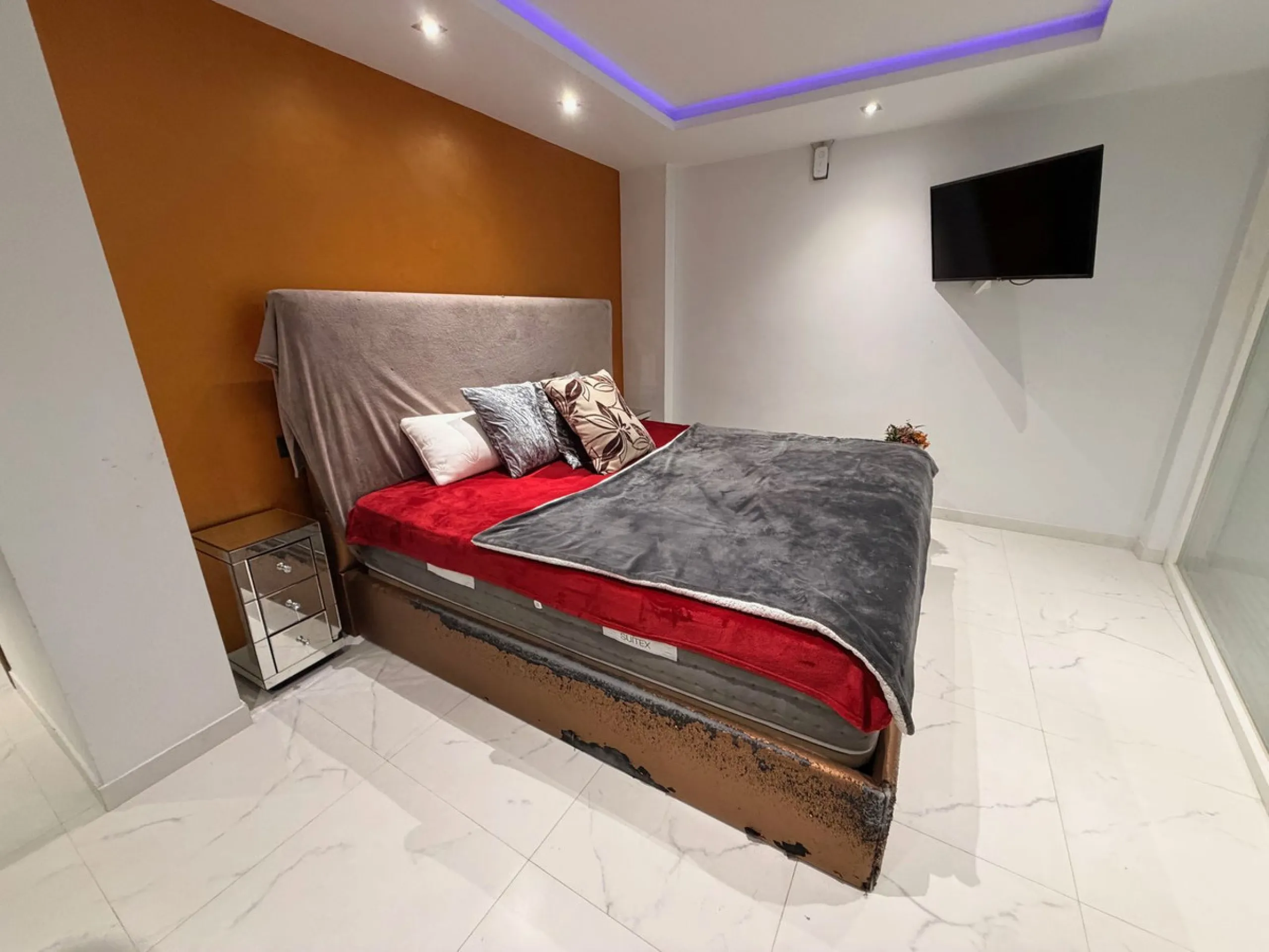 Discover this charming villa located in a peaceful area of Coín, offering beautiful open views and excellent potential to create your ideal home. The property features a private swimming pool and sits in a pleasant setting while still being conveniently c