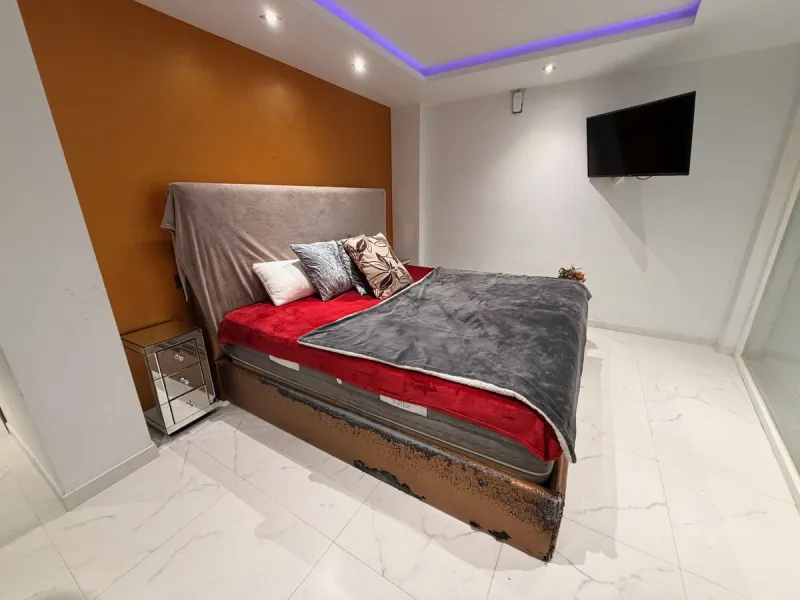 Discover this charming villa located in a peaceful area of Coín, offering beautiful open views and excellent potential to create your ideal home. The property features a private swimming pool and sits in a pleasant setting while still being conveniently c