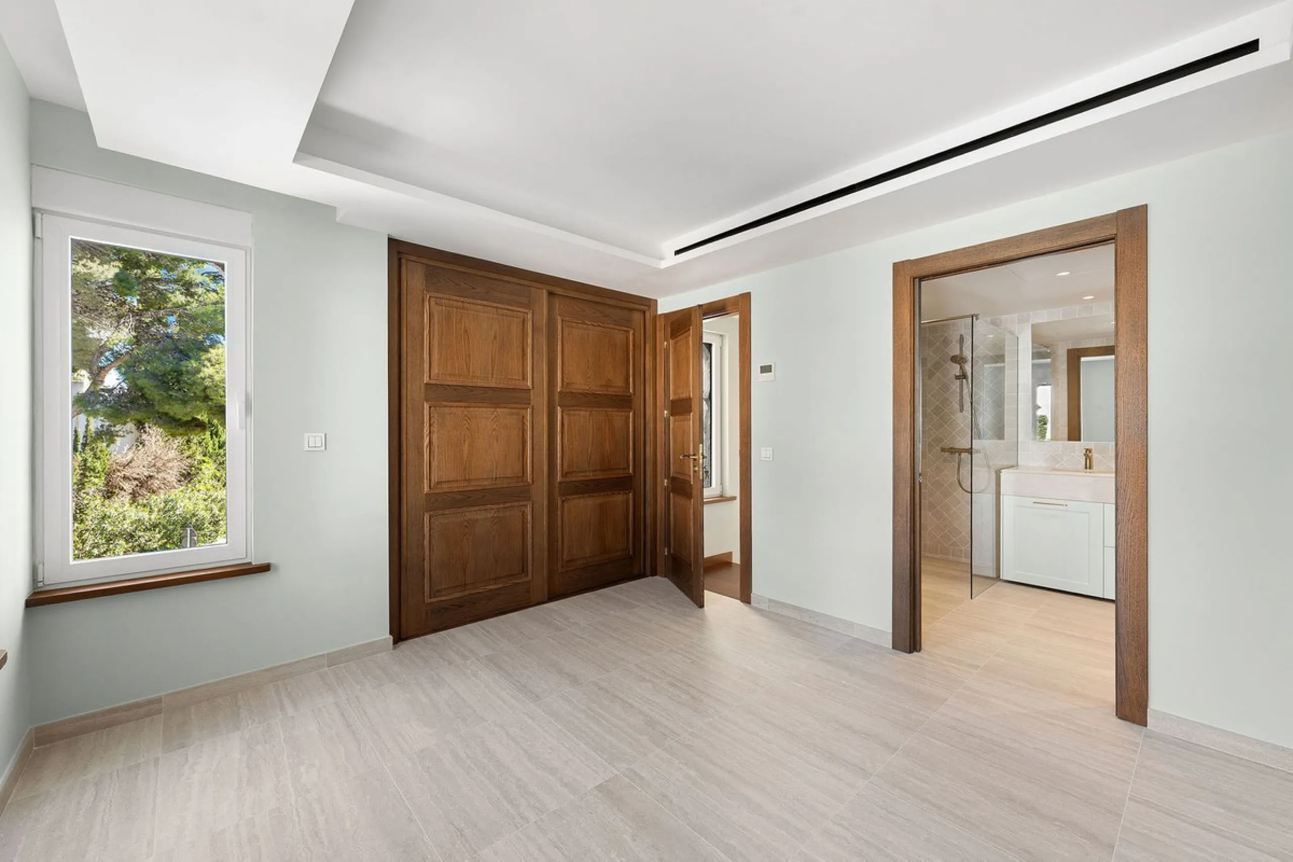 Recently fully renovated to an exceptional standard, this stunning penthouse in Pueblo Arabesque offers a perfect blend of elegance, comfort, and "Al Andaluz" charm. Boasting three spacious bedrooms and three bathrooms—two of which are en-suite—the proper