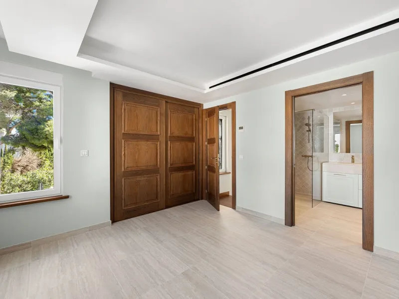 Recently fully renovated to an exceptional standard, this stunning penthouse in Pueblo Arabesque offers a perfect blend of elegance, comfort, and "Al Andaluz" charm. Boasting three spacious bedrooms and three bathrooms—two of which are en-suite—the proper
