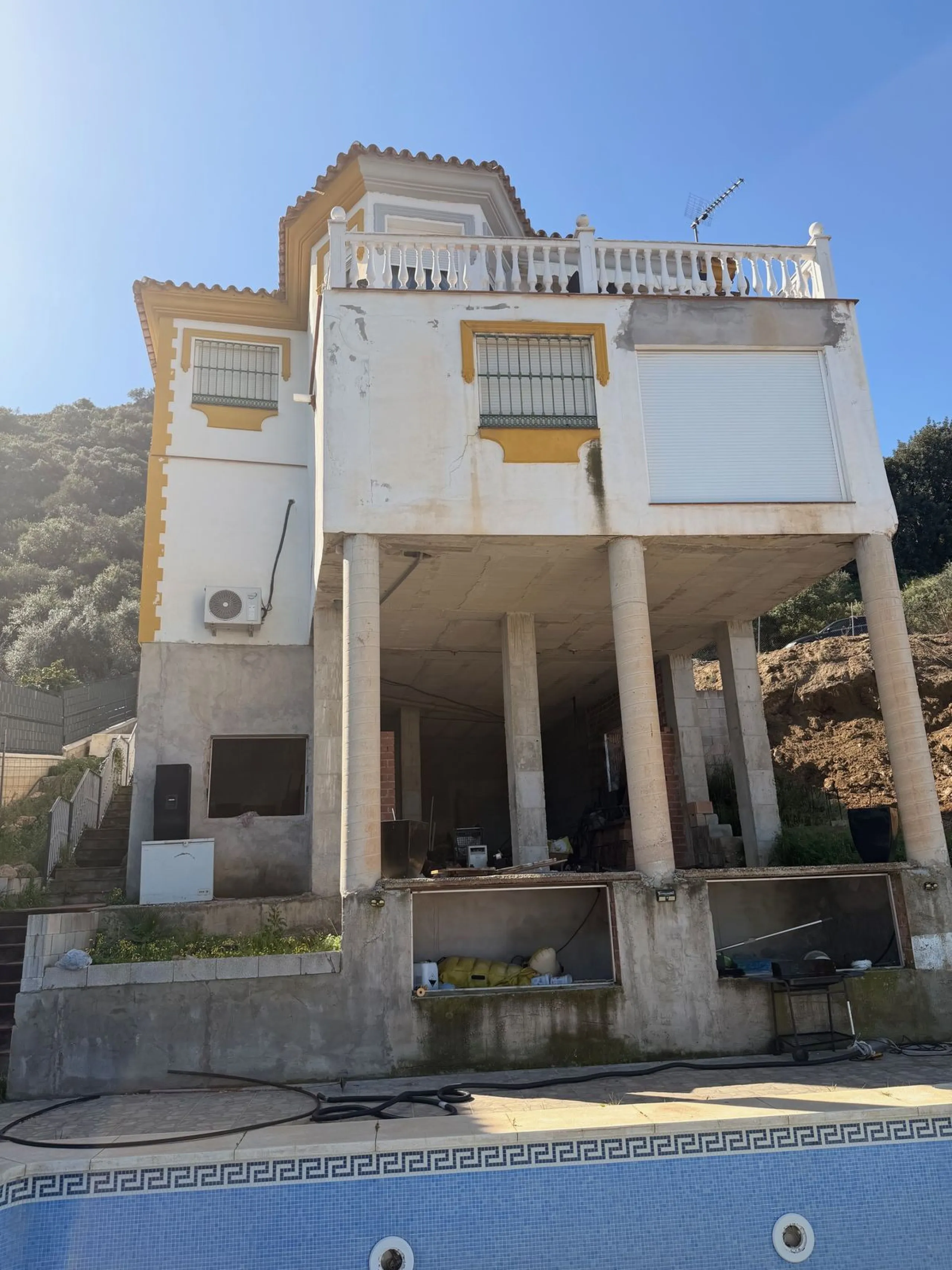 Discover this charming villa located in a peaceful area of Coín, offering beautiful open views and excellent potential to create your ideal home. The property features a private swimming pool and sits in a pleasant setting while still being conveniently c