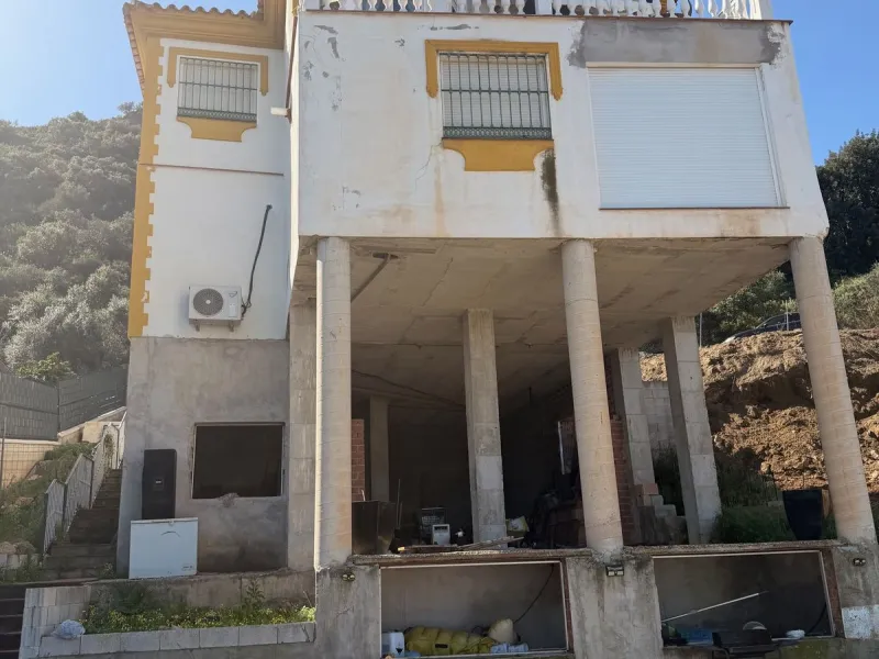 Discover this charming villa located in a peaceful area of Coín, offering beautiful open views and excellent potential to create your ideal home. The property features a private swimming pool and sits in a pleasant setting while still being conveniently c