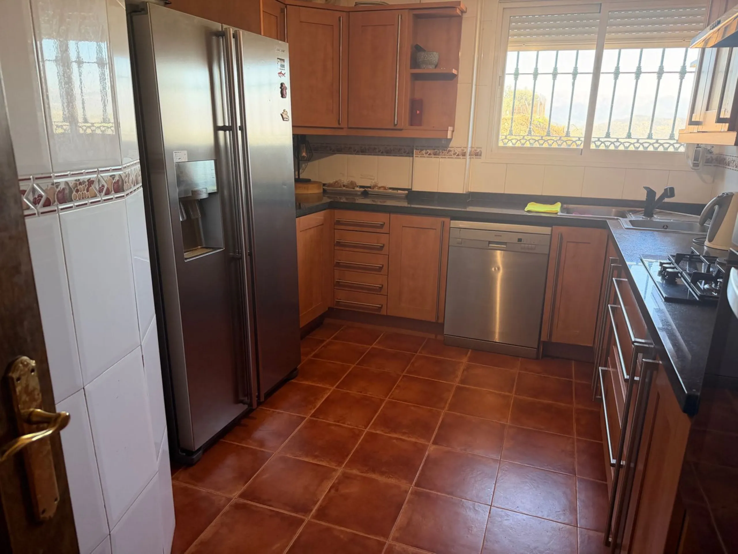 Discover this charming villa located in a peaceful area of Coín, offering beautiful open views and excellent potential to create your ideal home. The property features a private swimming pool and sits in a pleasant setting while still being conveniently c