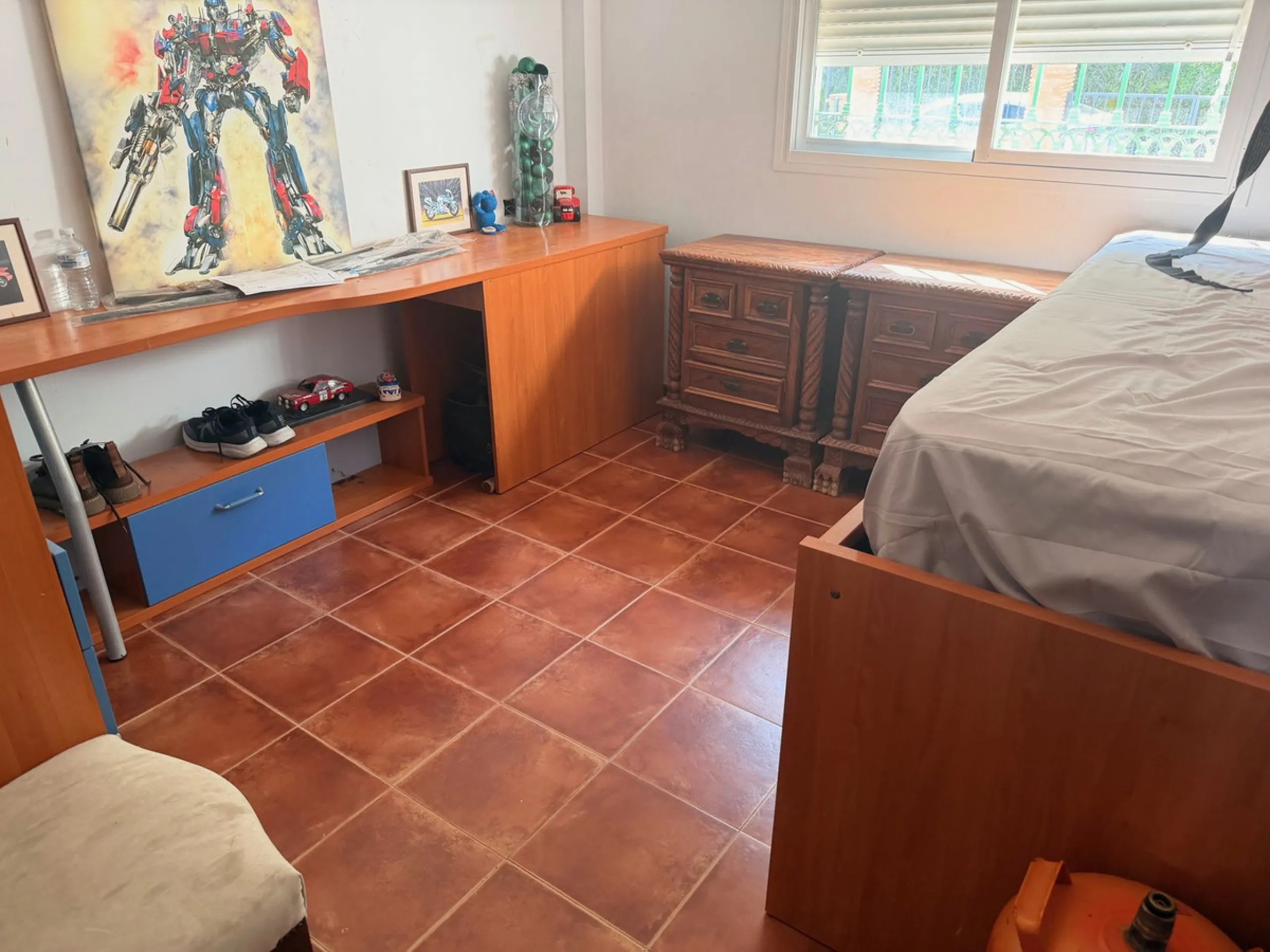 Discover this charming villa located in a peaceful area of Coín, offering beautiful open views and excellent potential to create your ideal home. The property features a private swimming pool and sits in a pleasant setting while still being conveniently c