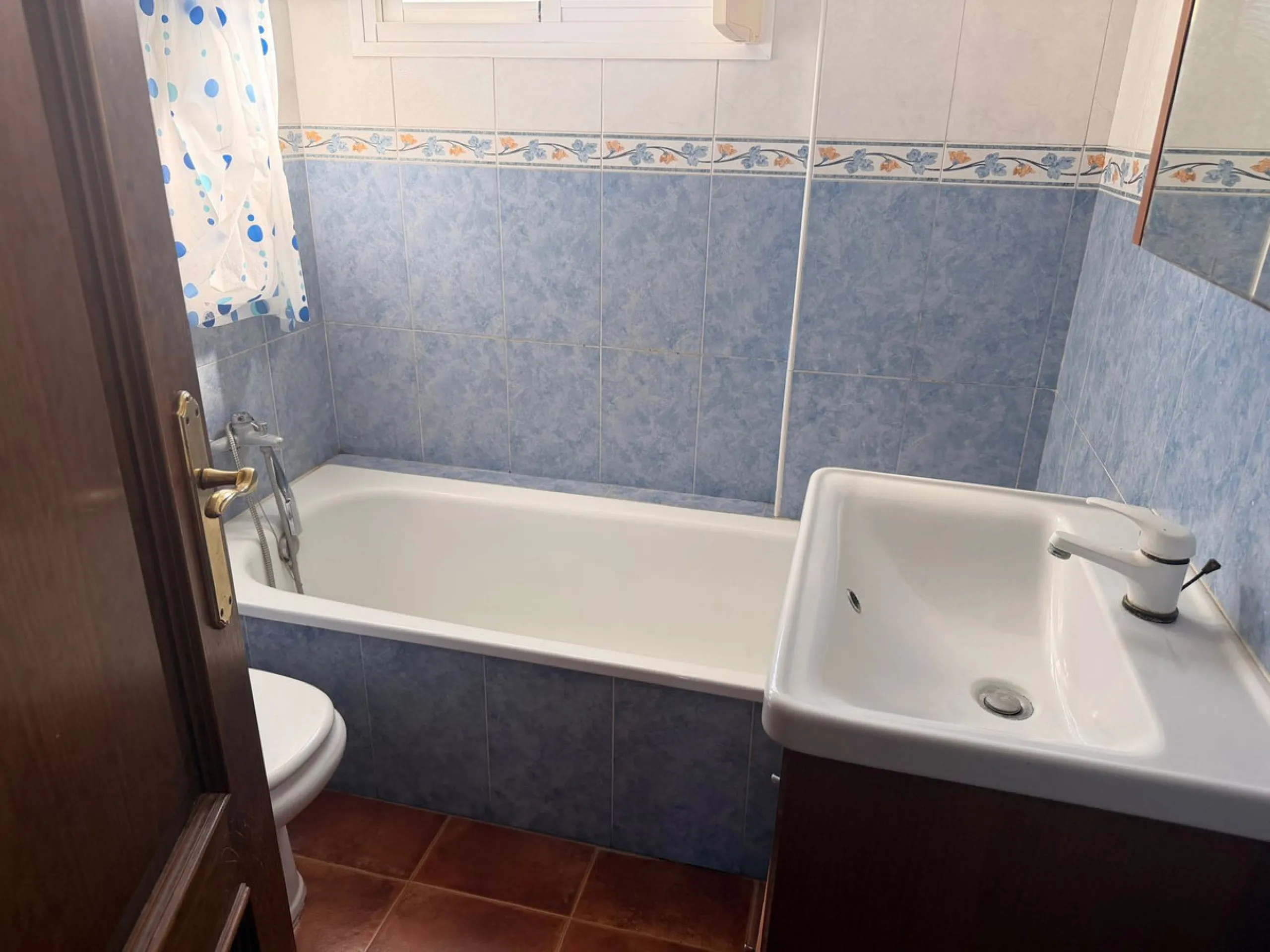 Discover this charming villa located in a peaceful area of Coín, offering beautiful open views and excellent potential to create your ideal home. The property features a private swimming pool and sits in a pleasant setting while still being conveniently c