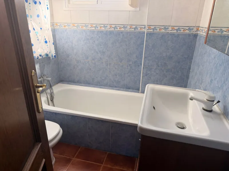 Discover this charming villa located in a peaceful area of Coín, offering beautiful open views and excellent potential to create your ideal home. The property features a private swimming pool and sits in a pleasant setting while still being conveniently c