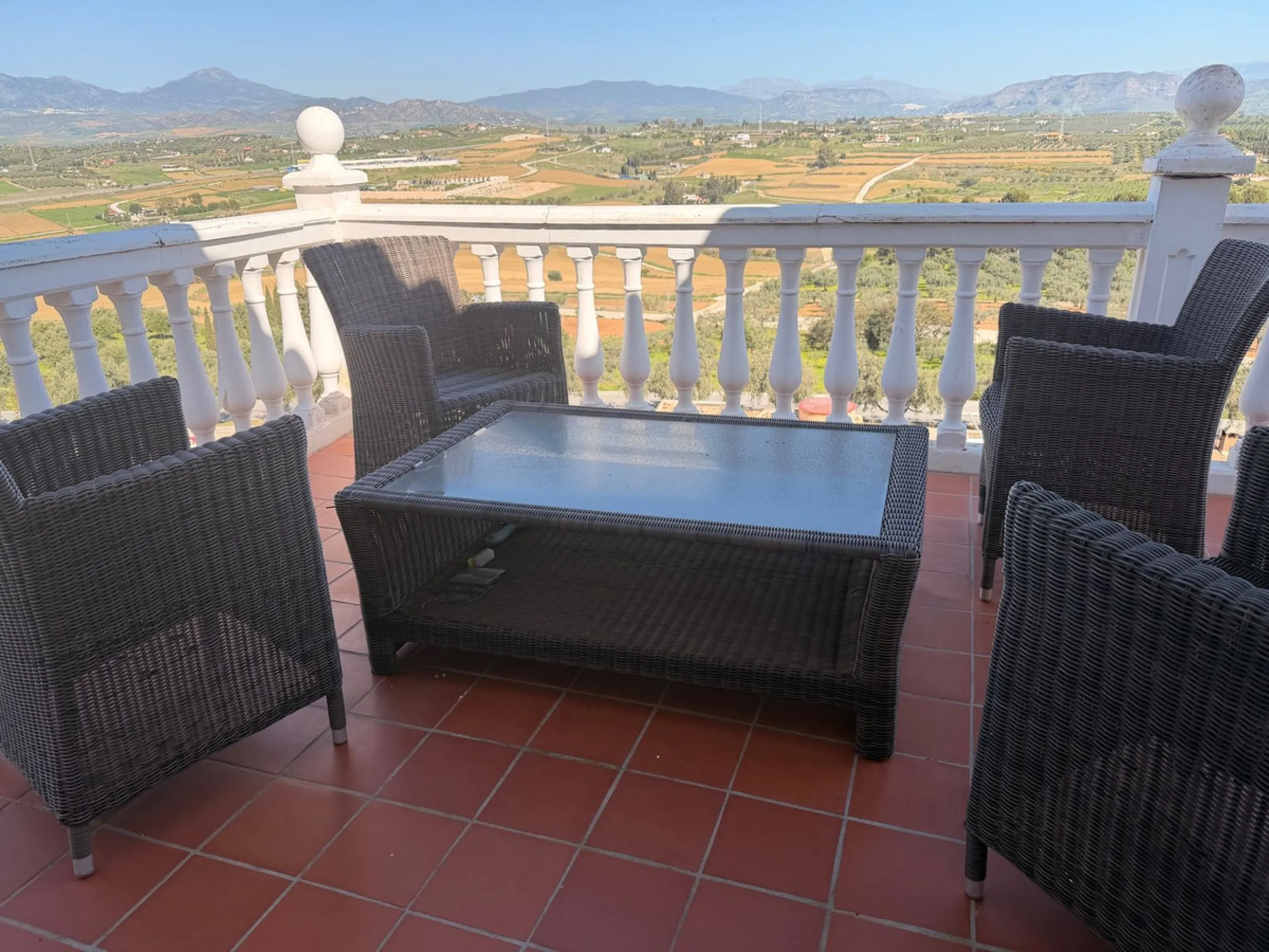 Discover this charming villa located in a peaceful area of Coín, offering beautiful open views and excellent potential to create your ideal home. The property features a private swimming pool and sits in a pleasant setting while still being conveniently c