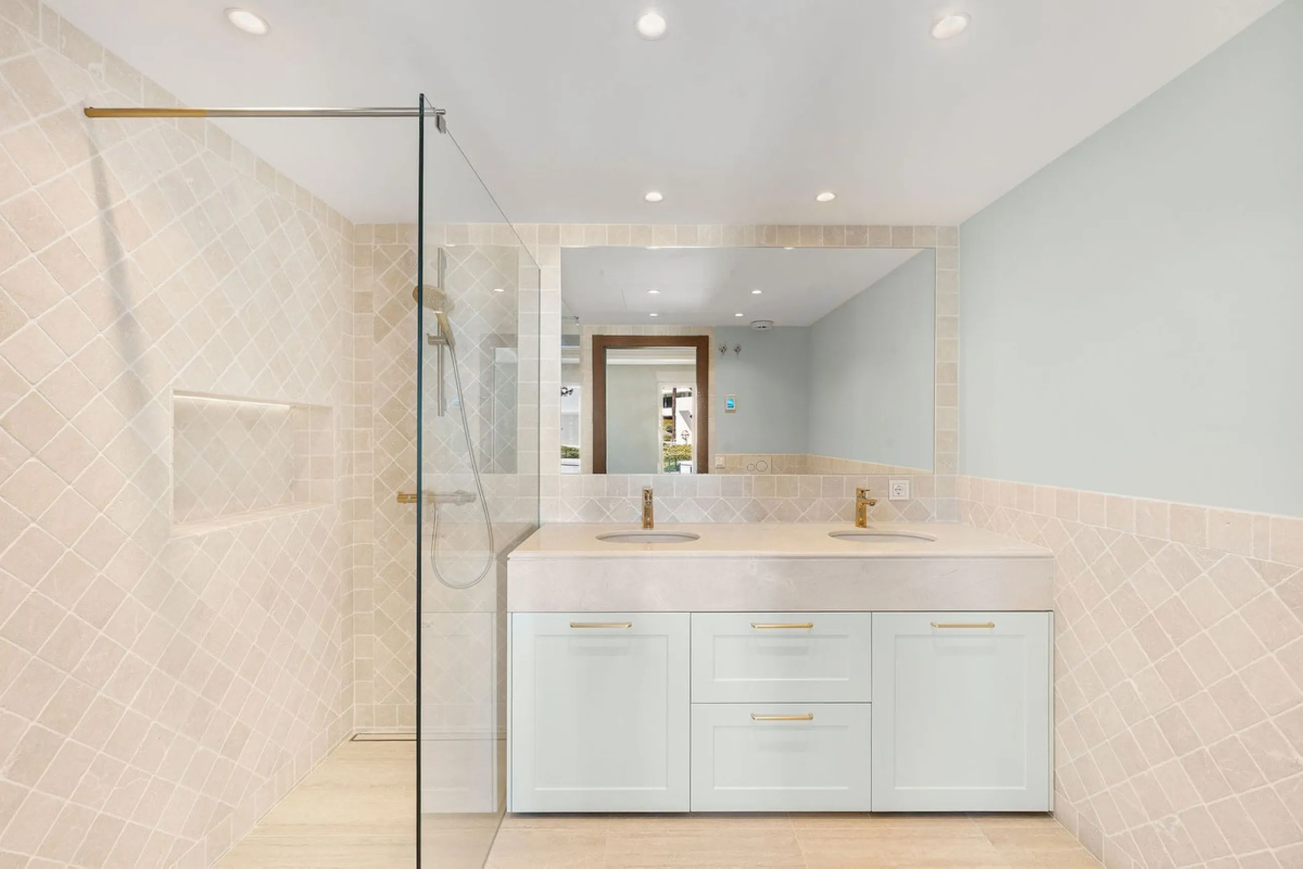 Recently fully renovated to an exceptional standard, this stunning penthouse in Pueblo Arabesque offers a perfect blend of elegance, comfort, and "Al Andaluz" charm. Boasting three spacious bedrooms and three bathrooms—two of which are en-suite—the proper